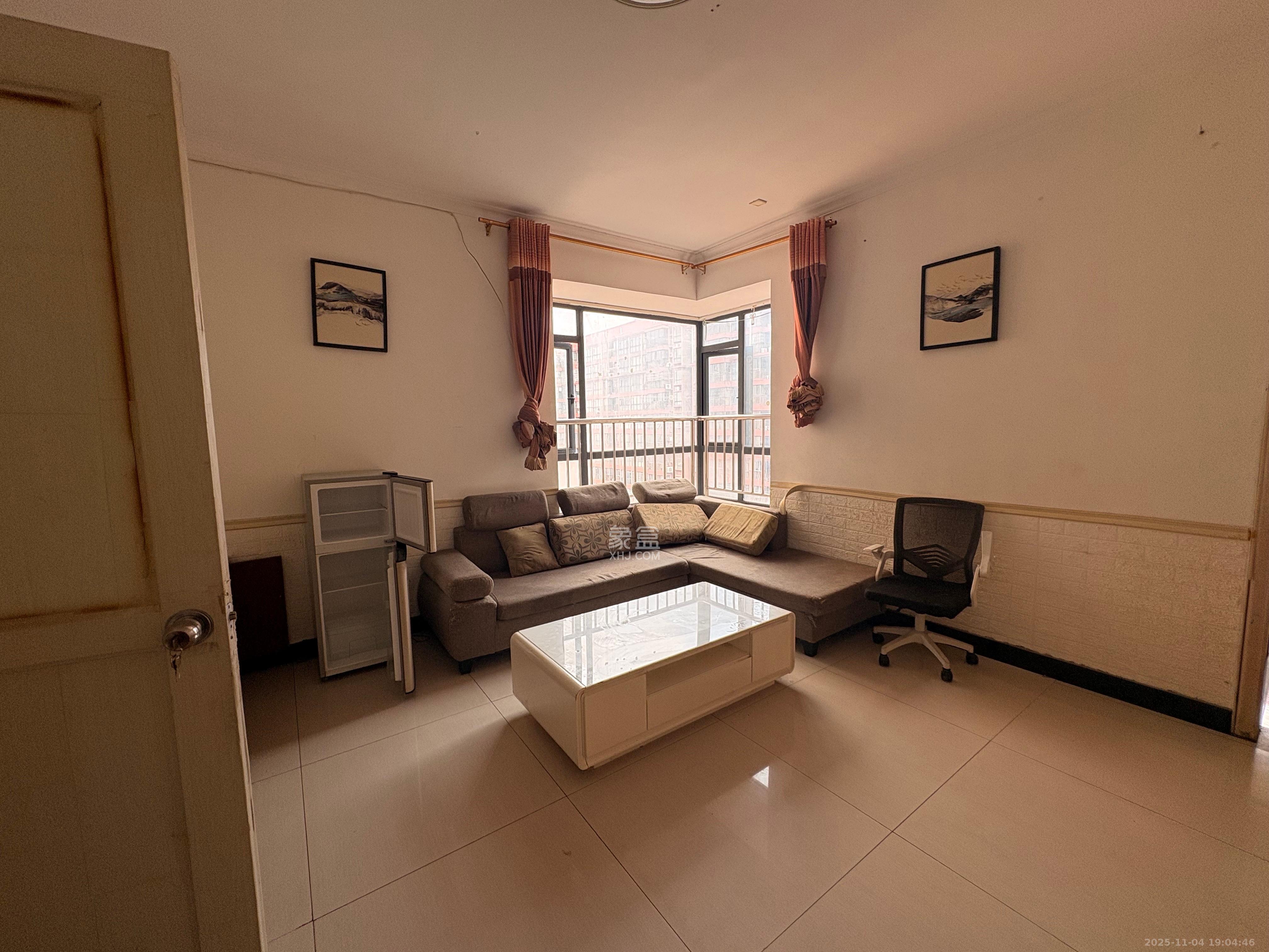 金领家族  1室1厅1卫    1600.0元/月