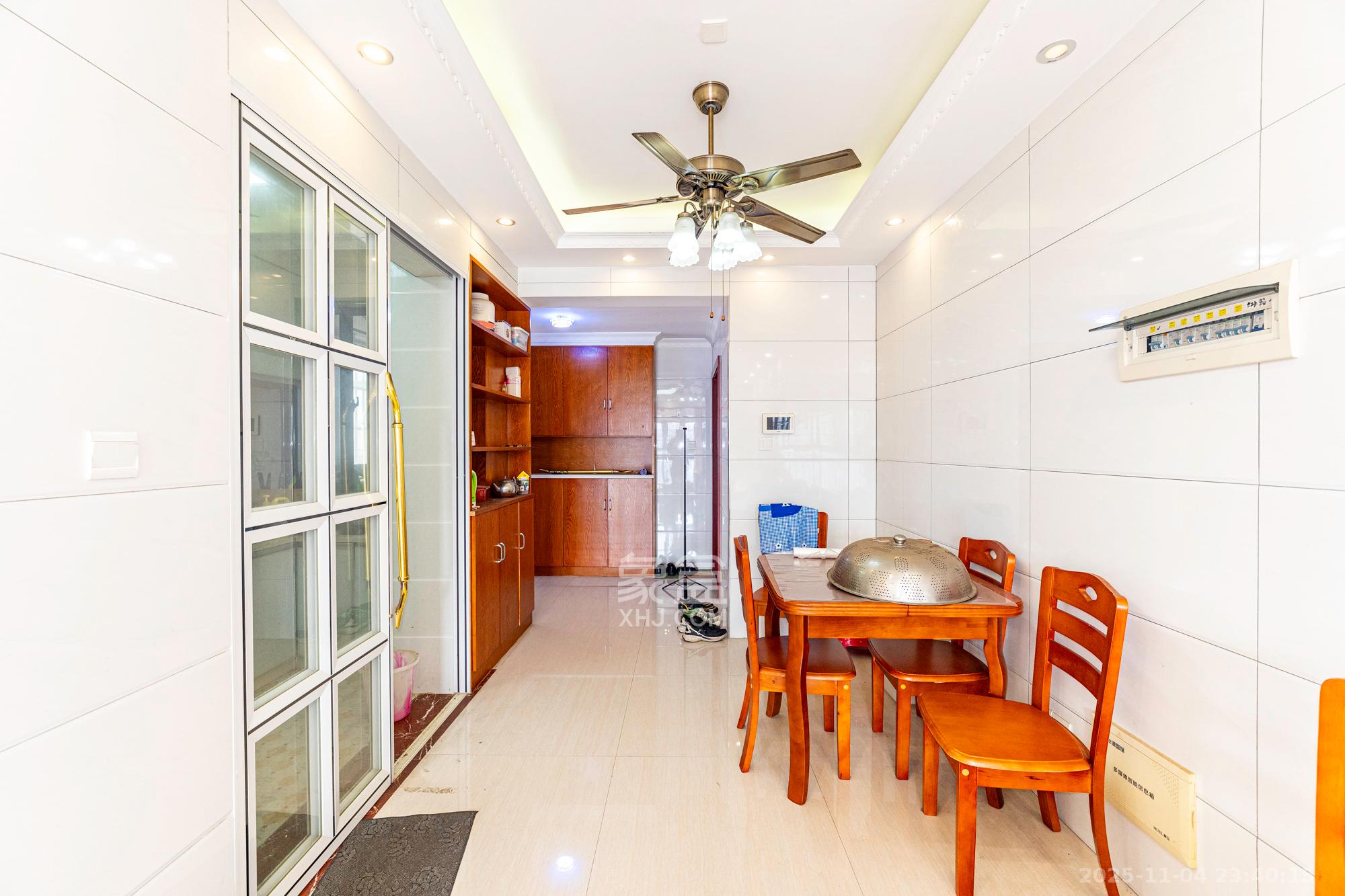 丰源国际 2室1厅1卫 56.0万 丰源国际 2室1厅1卫 56.0万客厅