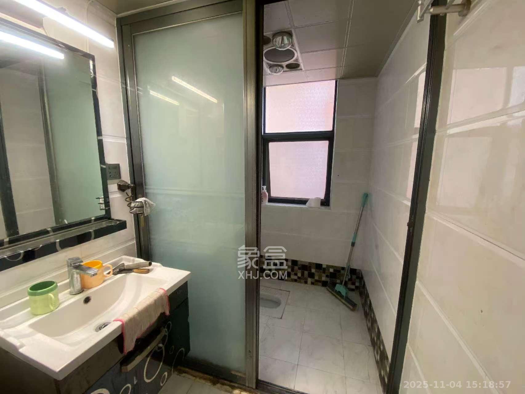 山水华景  2室2厅1卫    2200.0元/月室内图