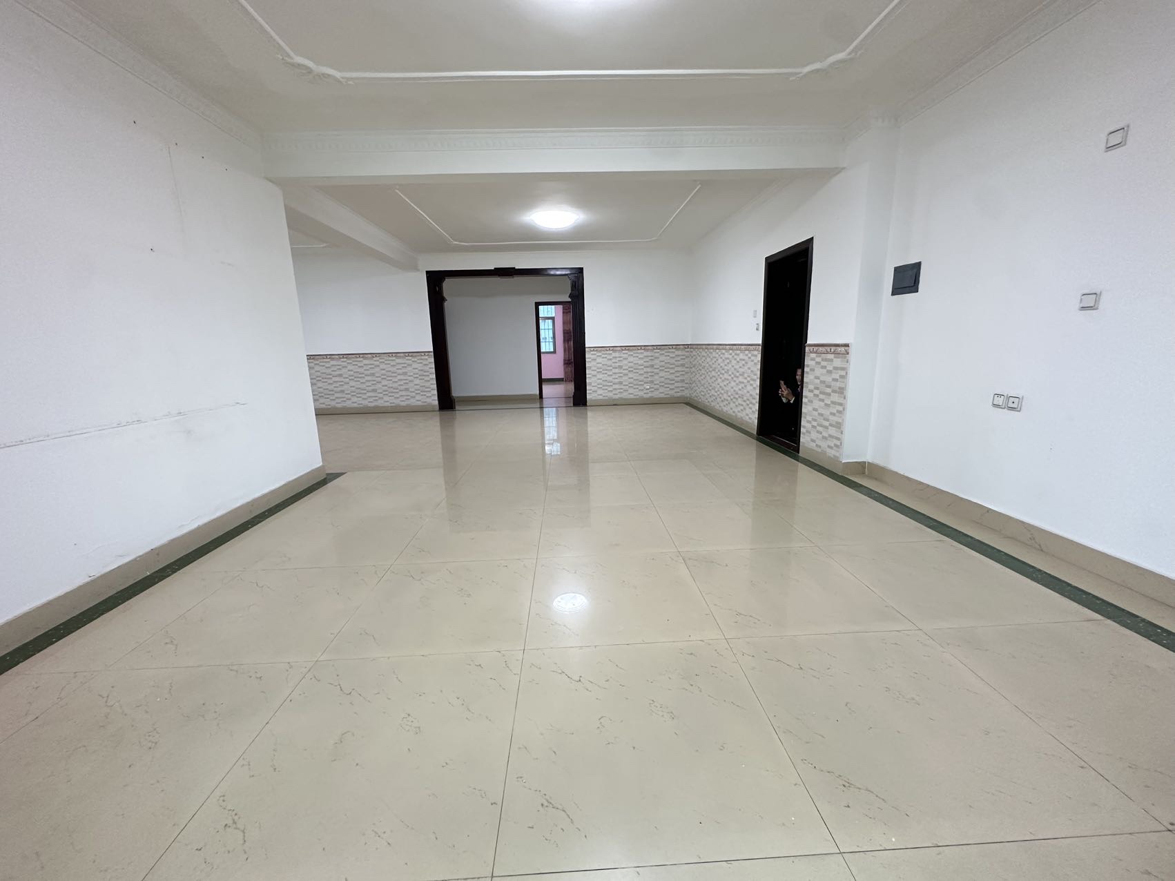 鑫华龙花园  1室0厅0卫    215.0万客厅