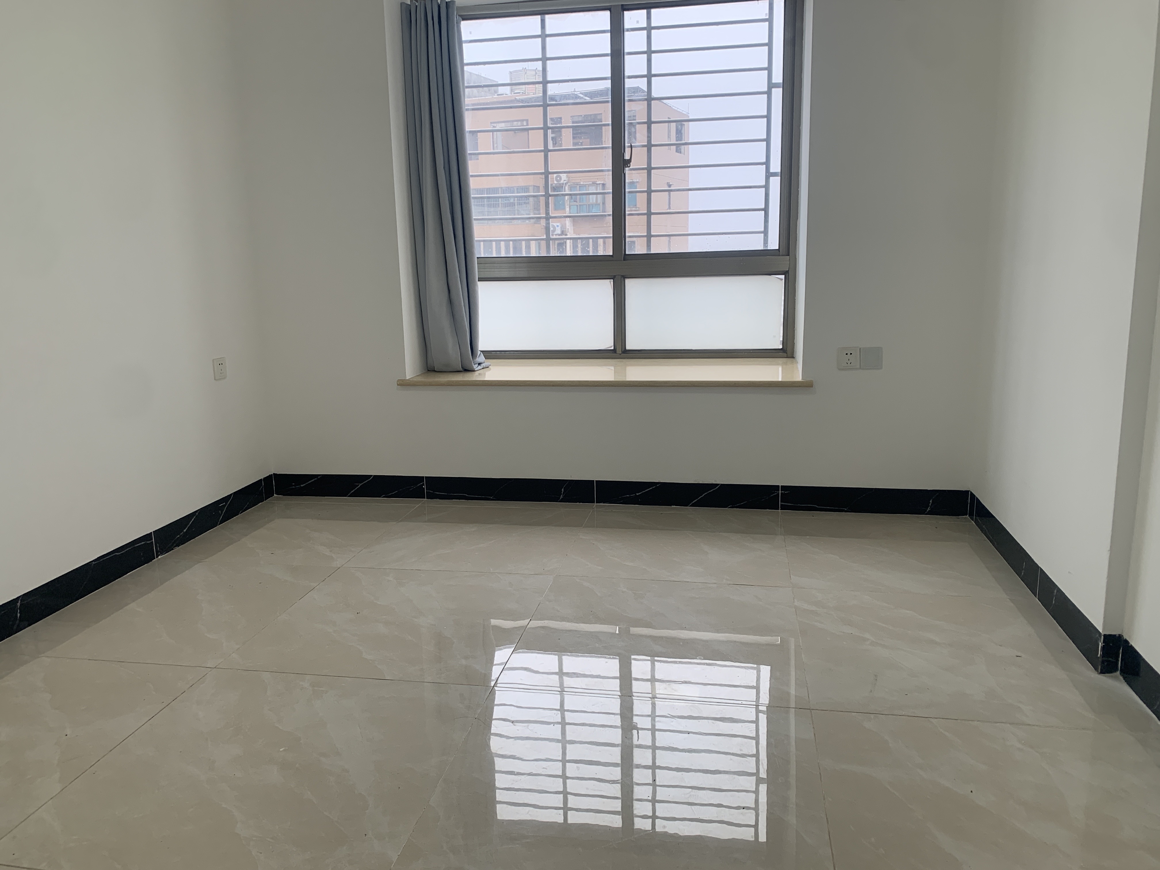 润龙花园  3室2厅2卫    3800.0元/月室内图