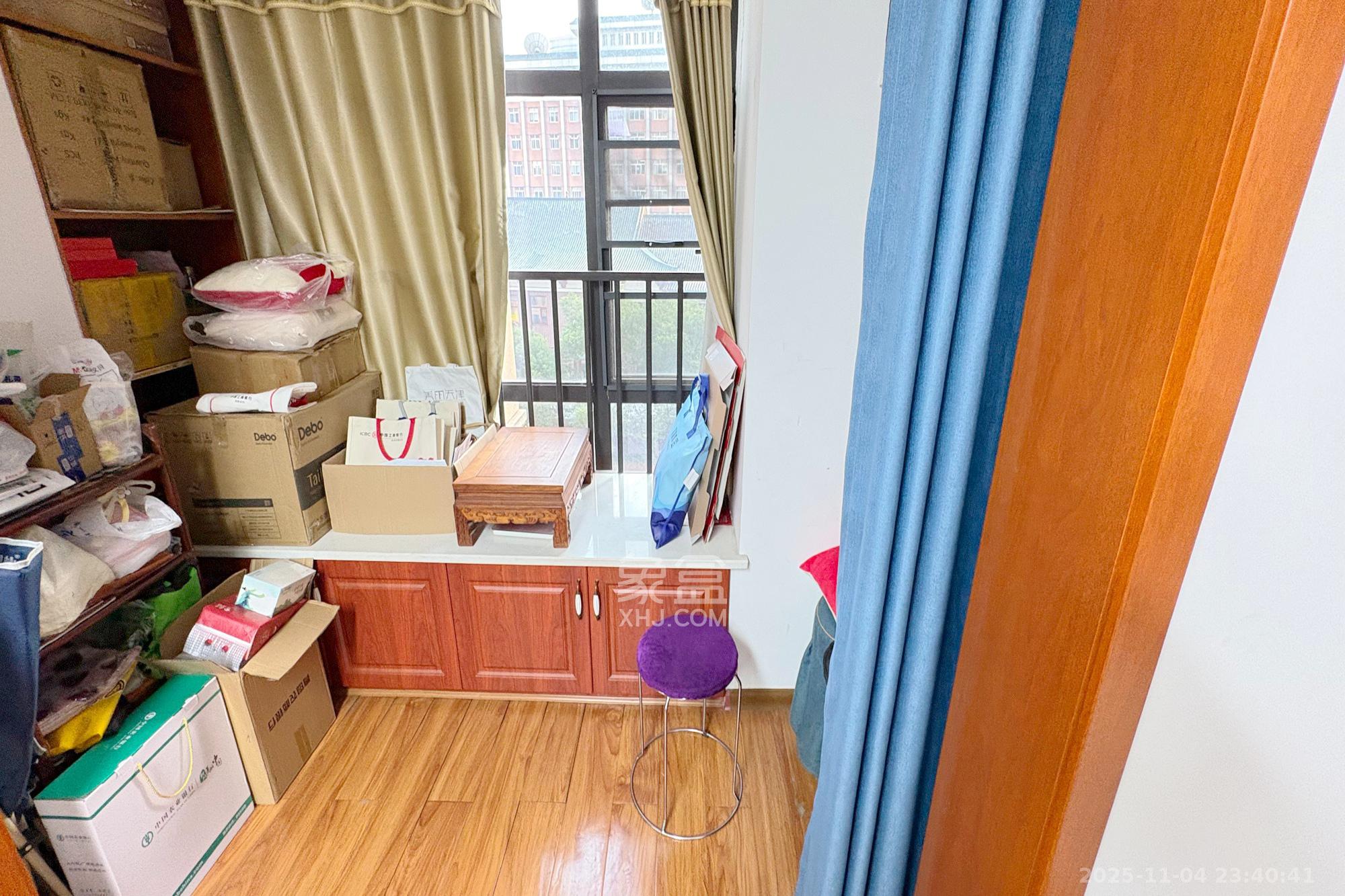 湘域城邦(湘域国际中心) 3室2厅1卫 210.0万 湘域城邦(湘域国际中心) 3室2厅1卫 210.0万阳台