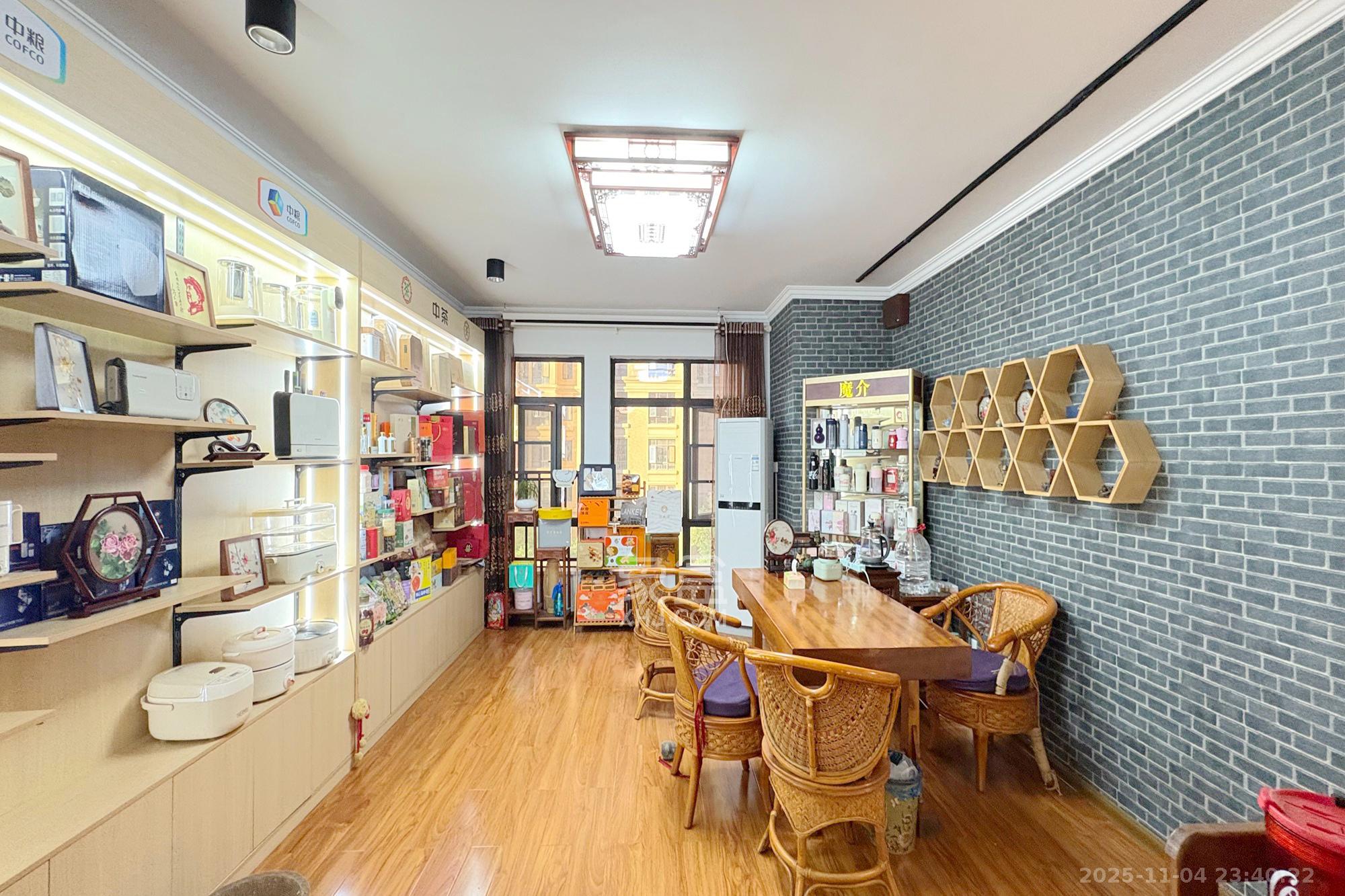 湘域城邦(湘域国际中心) 3室2厅1卫 210.0万 湘域城邦(湘域国际中心) 3室2厅1卫 210.0万客厅