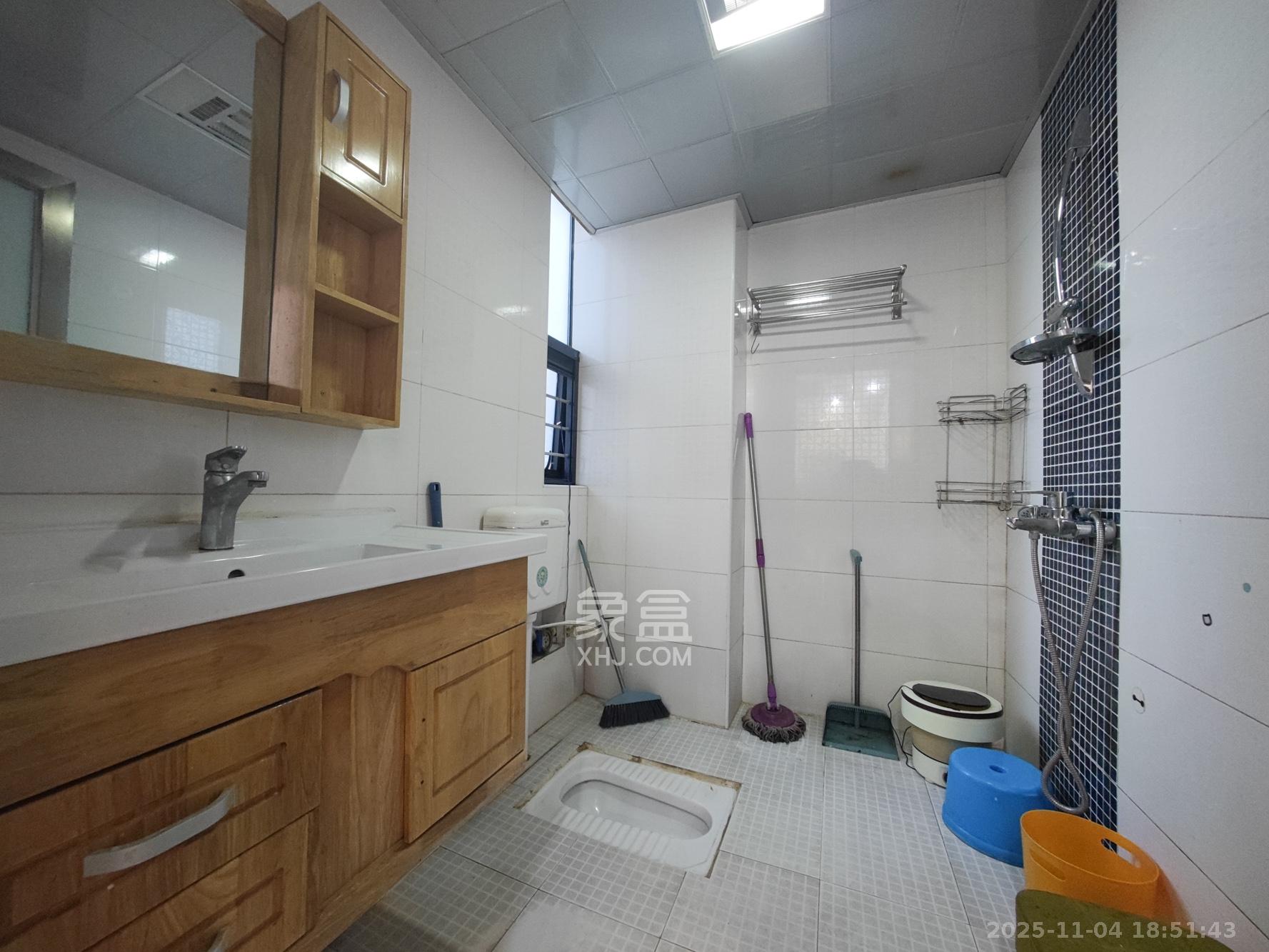 世纪桃花苑 2室2厅1卫 58.0万 世纪桃花苑 2室2厅1卫 58.0万卫生间