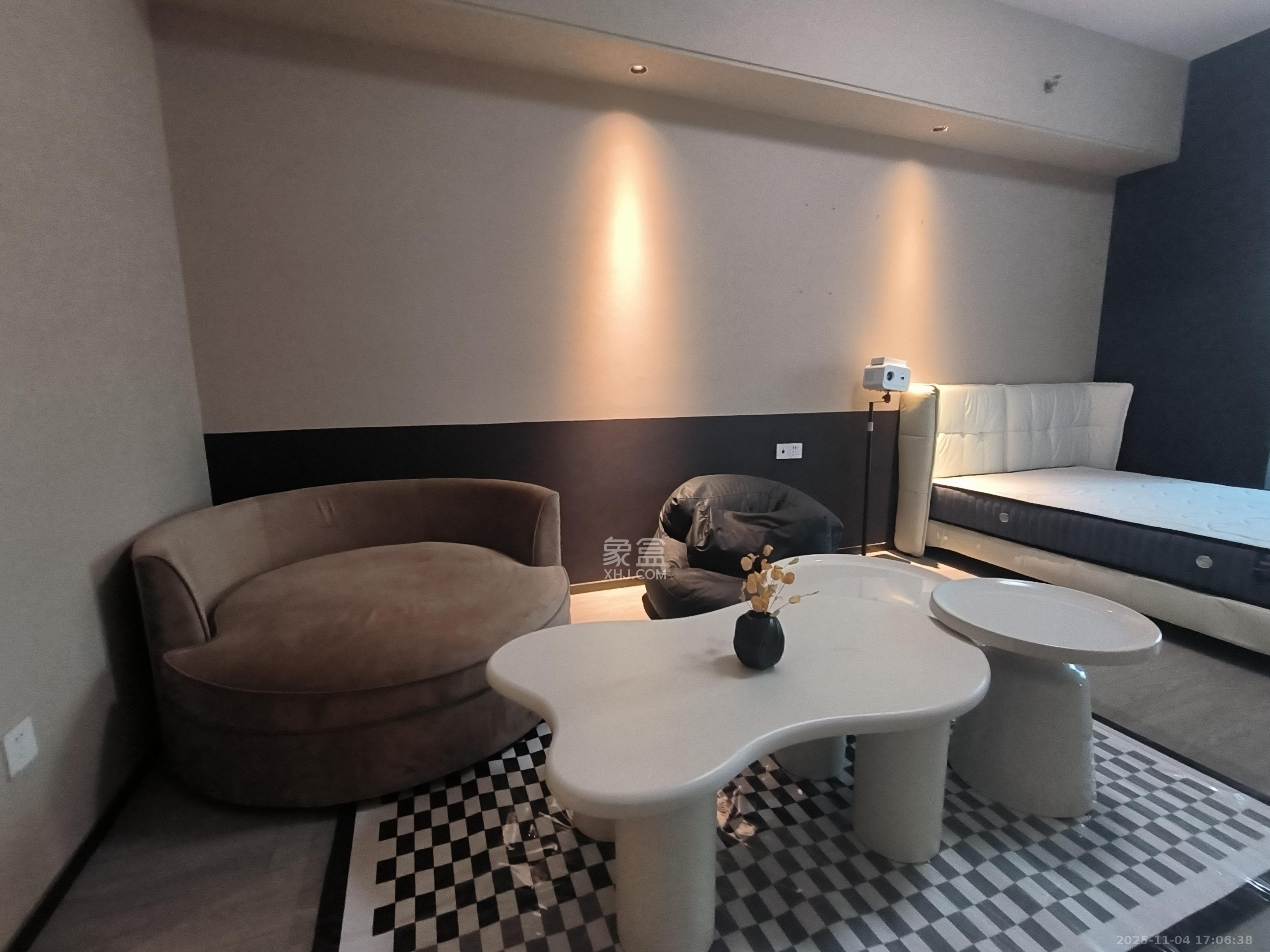 华润置地中心  1室1厅1卫    2100.0元/月