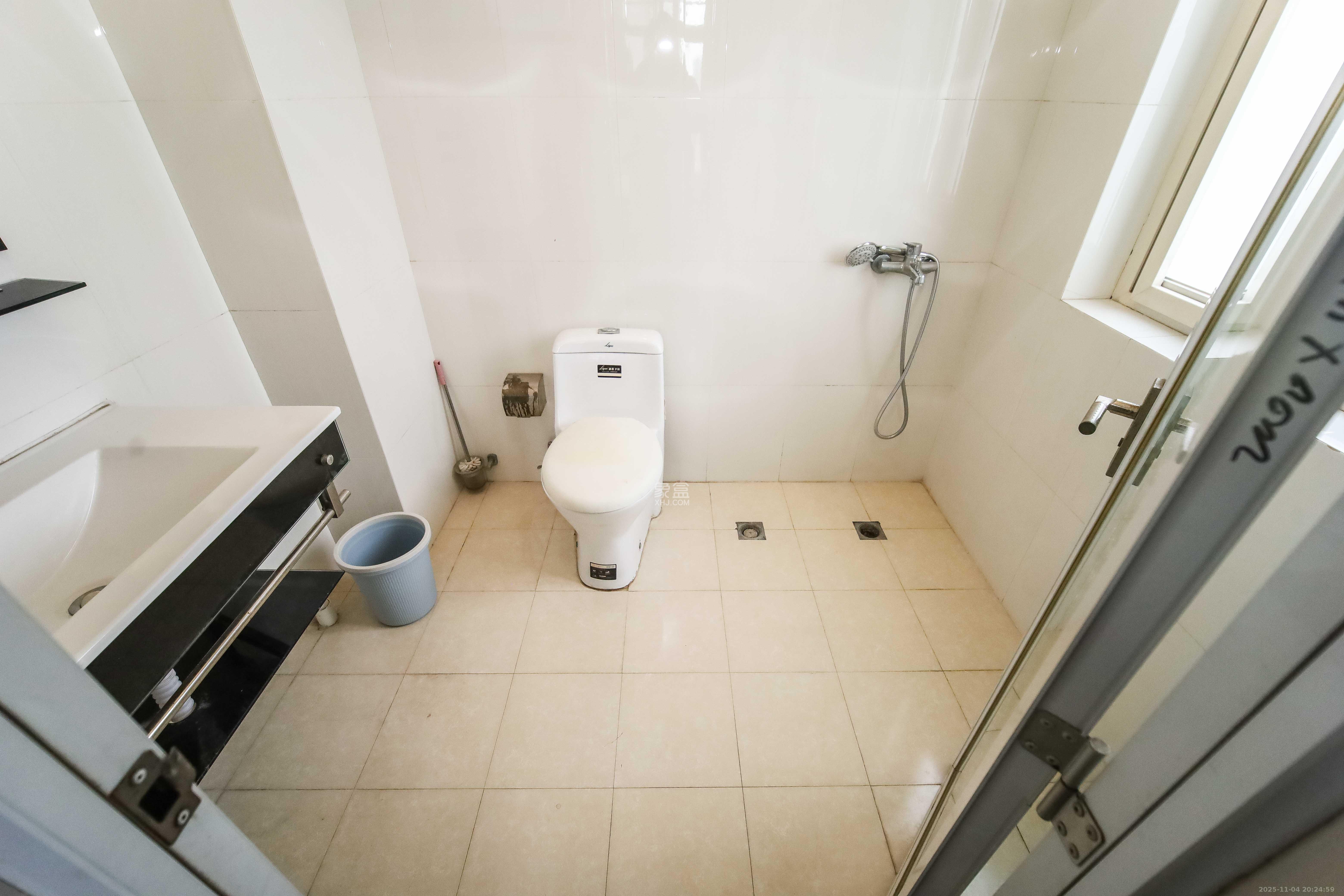 浏阳河畔家园  3室2厅1卫    94.0万卫生间