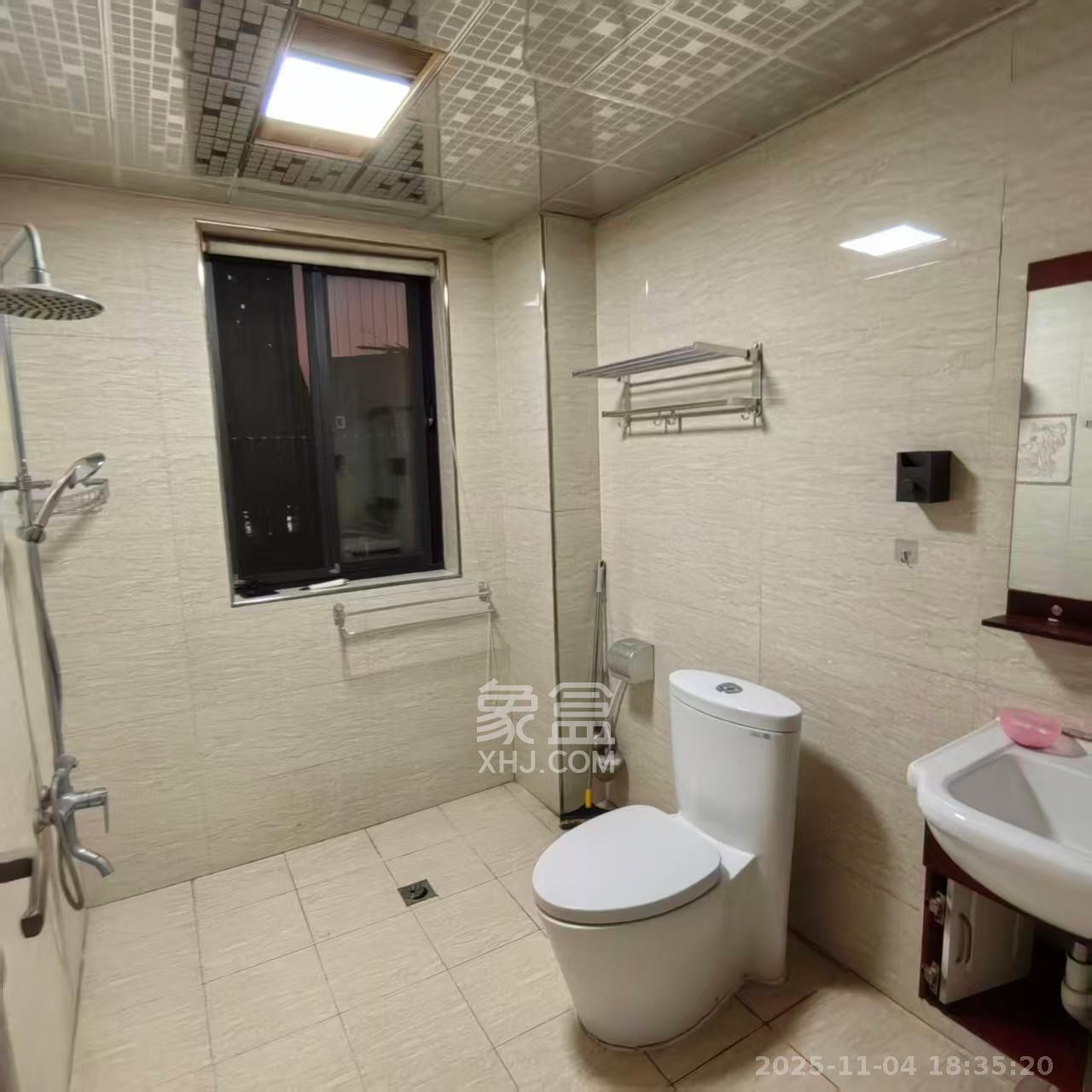 康桥长郡  4室2厅2卫    2300.0元/月室内图