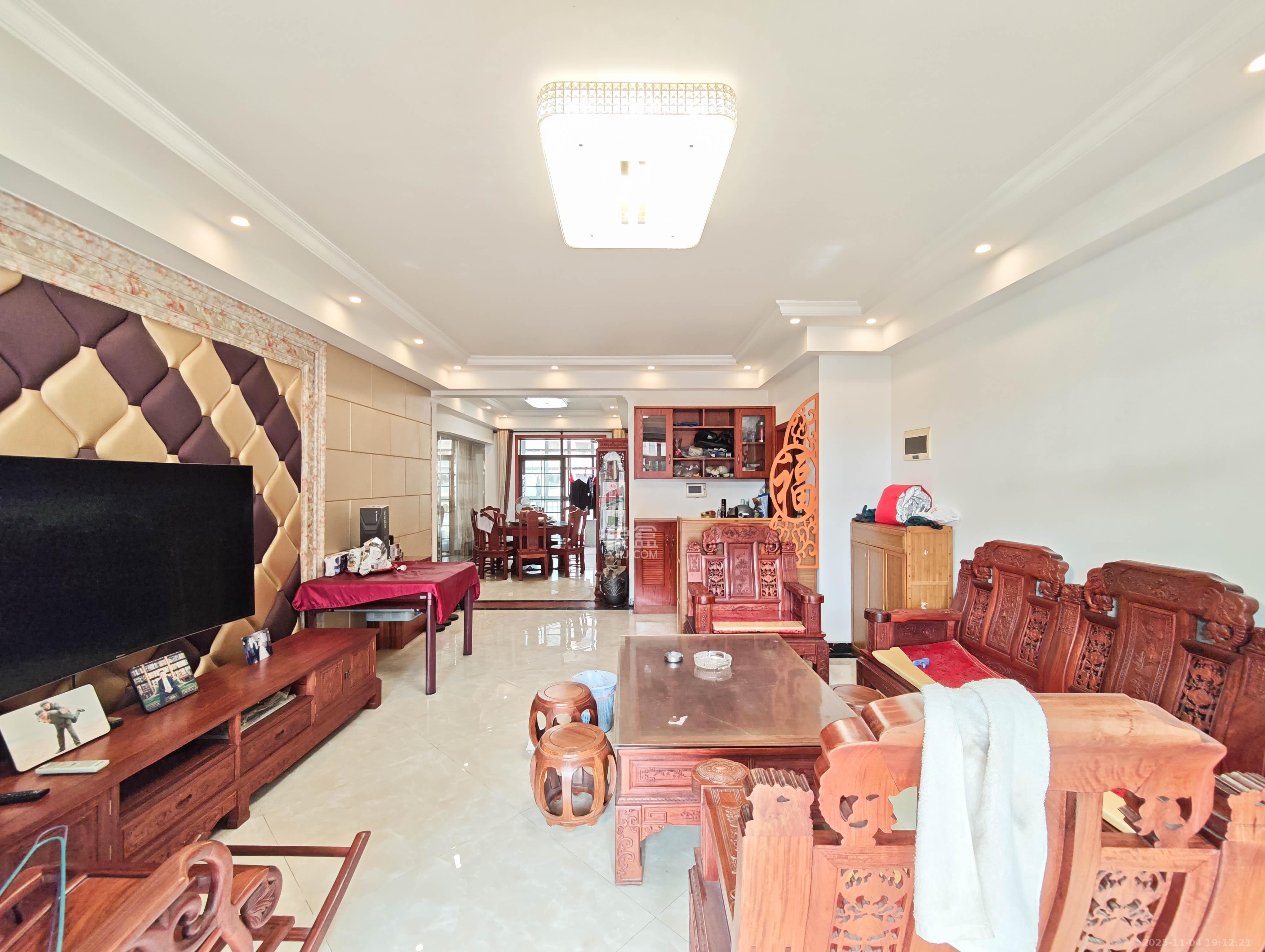 宏聚地中海  4室2厅2卫    158.0万客厅