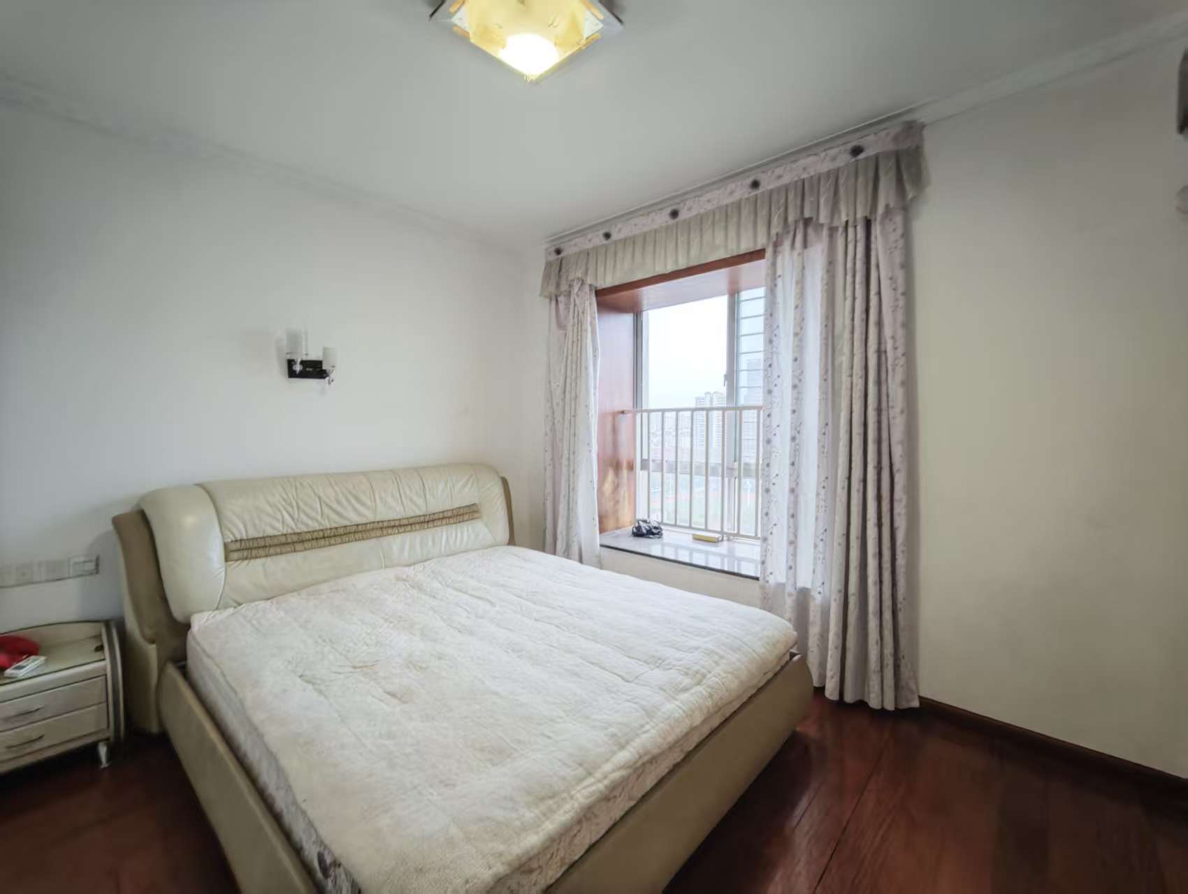 银色现代城  3室2厅1卫    1800.0元/月室内图