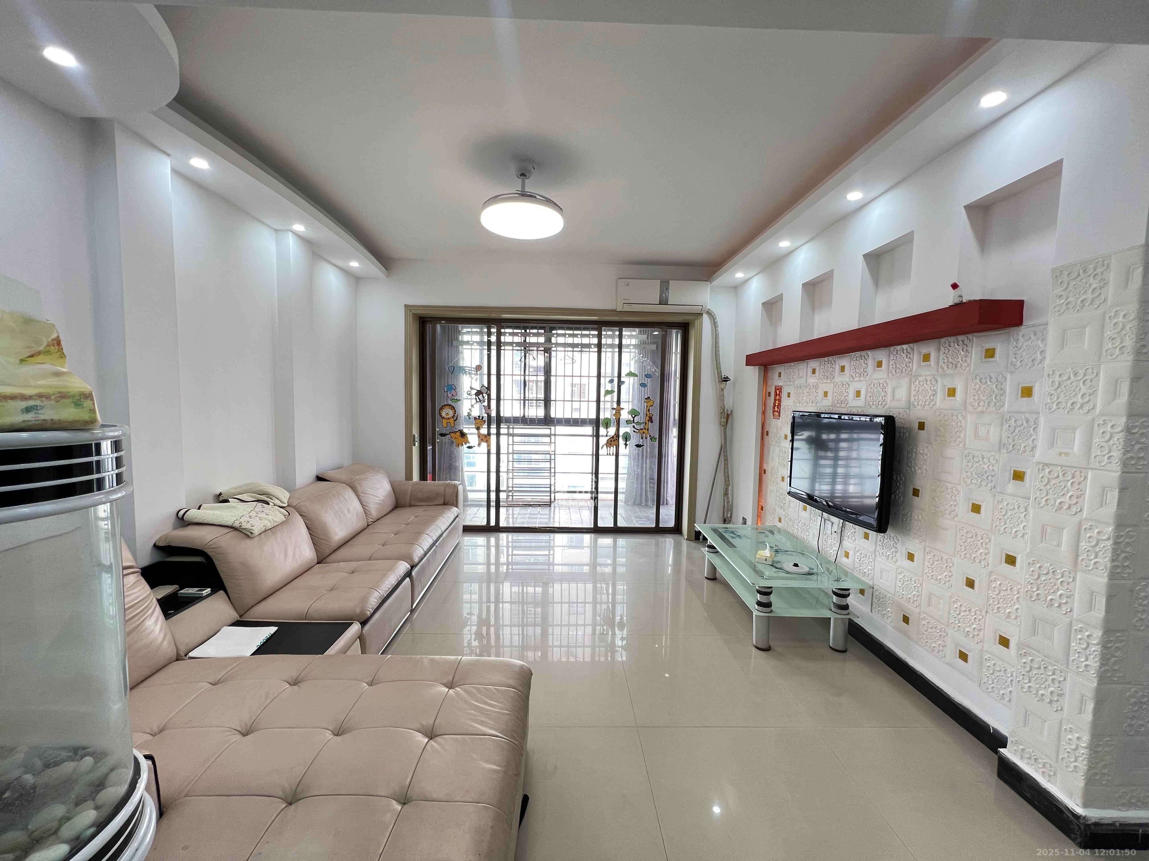 银港水晶城  3室2厅2卫    2600.0元/月