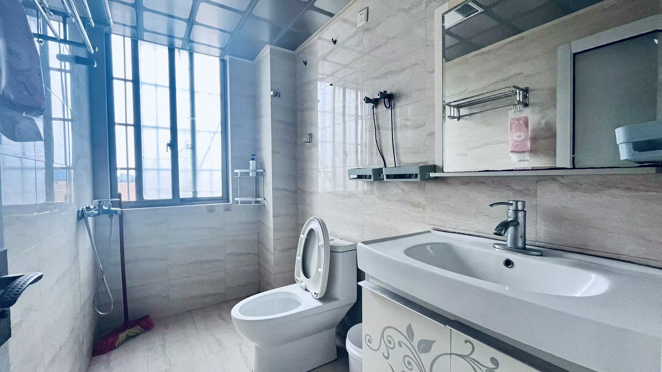 华天壹号公馆  3室2厅2卫    1800.0元/月室内图