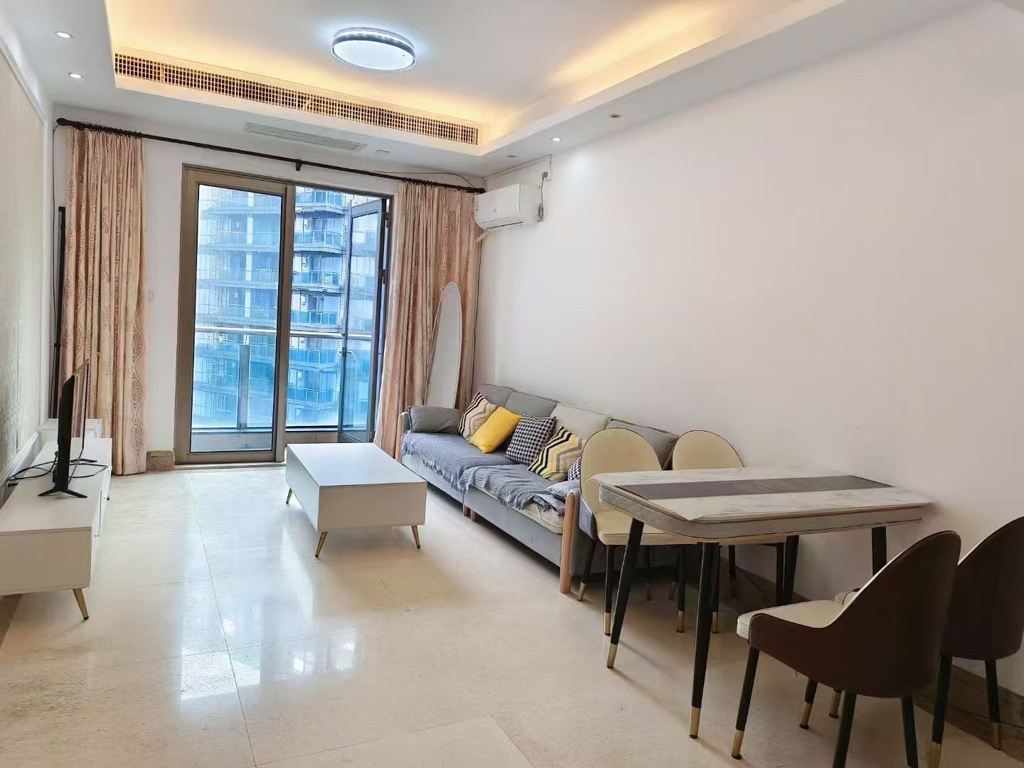 外滩中心 1室1厅1卫 2300.0元/月 外滩中心 1室1厅1卫 2300.0元/月室内图