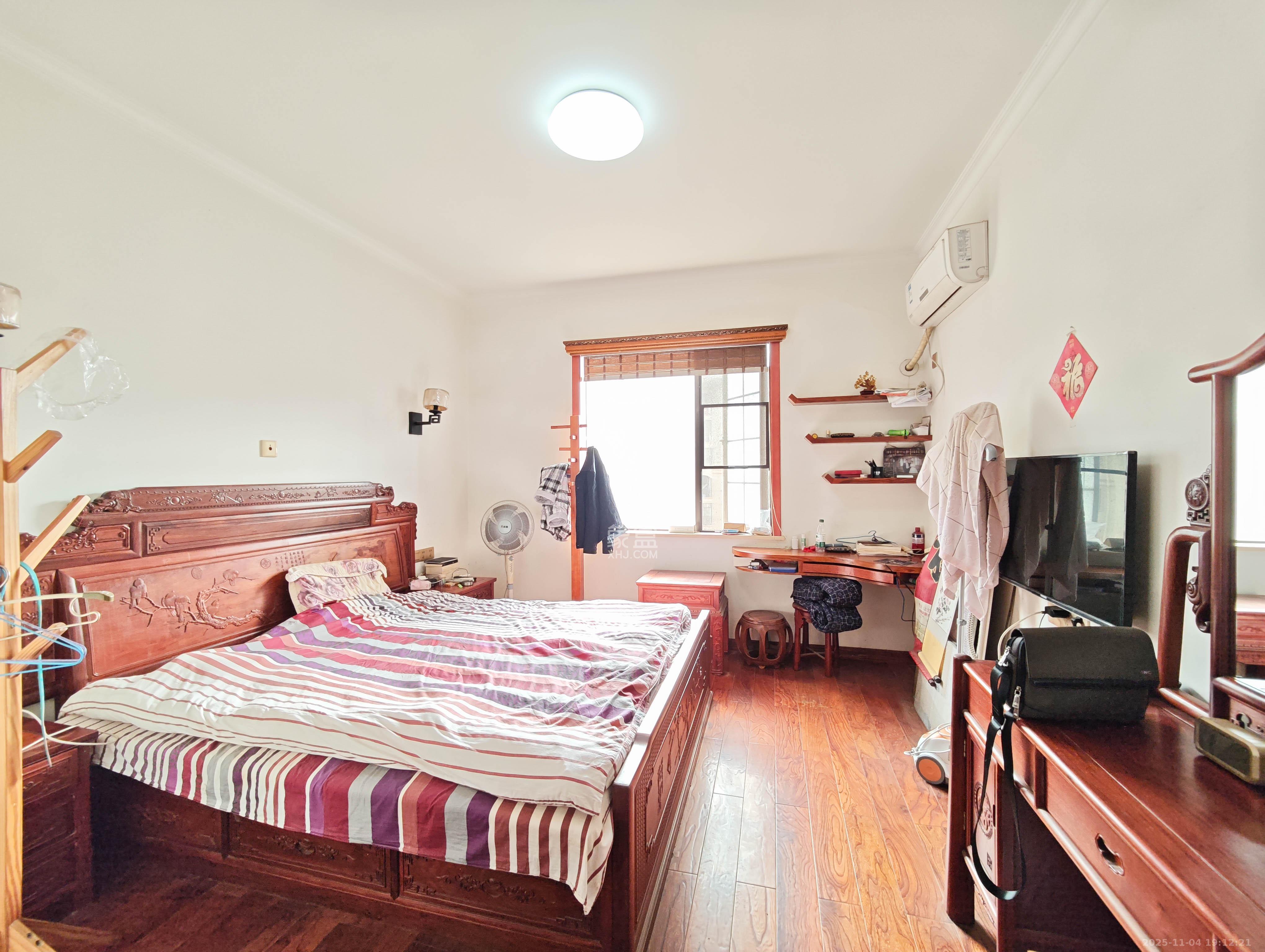 宏聚地中海  4室2厅2卫    158.0万卧室