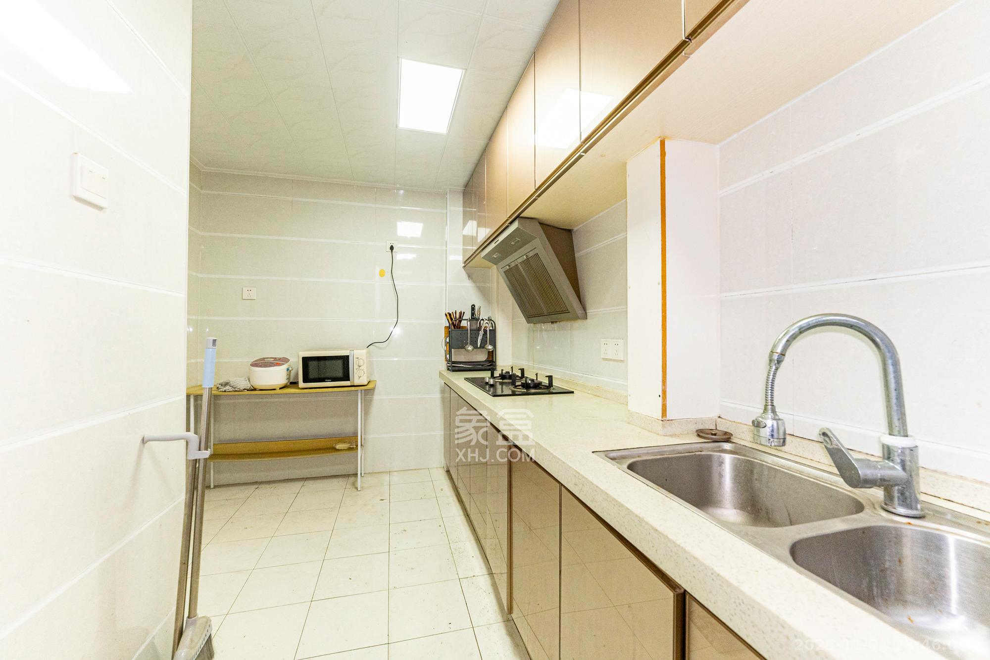 华润凤凰城三期  2室2厅1卫    65.0万厨房