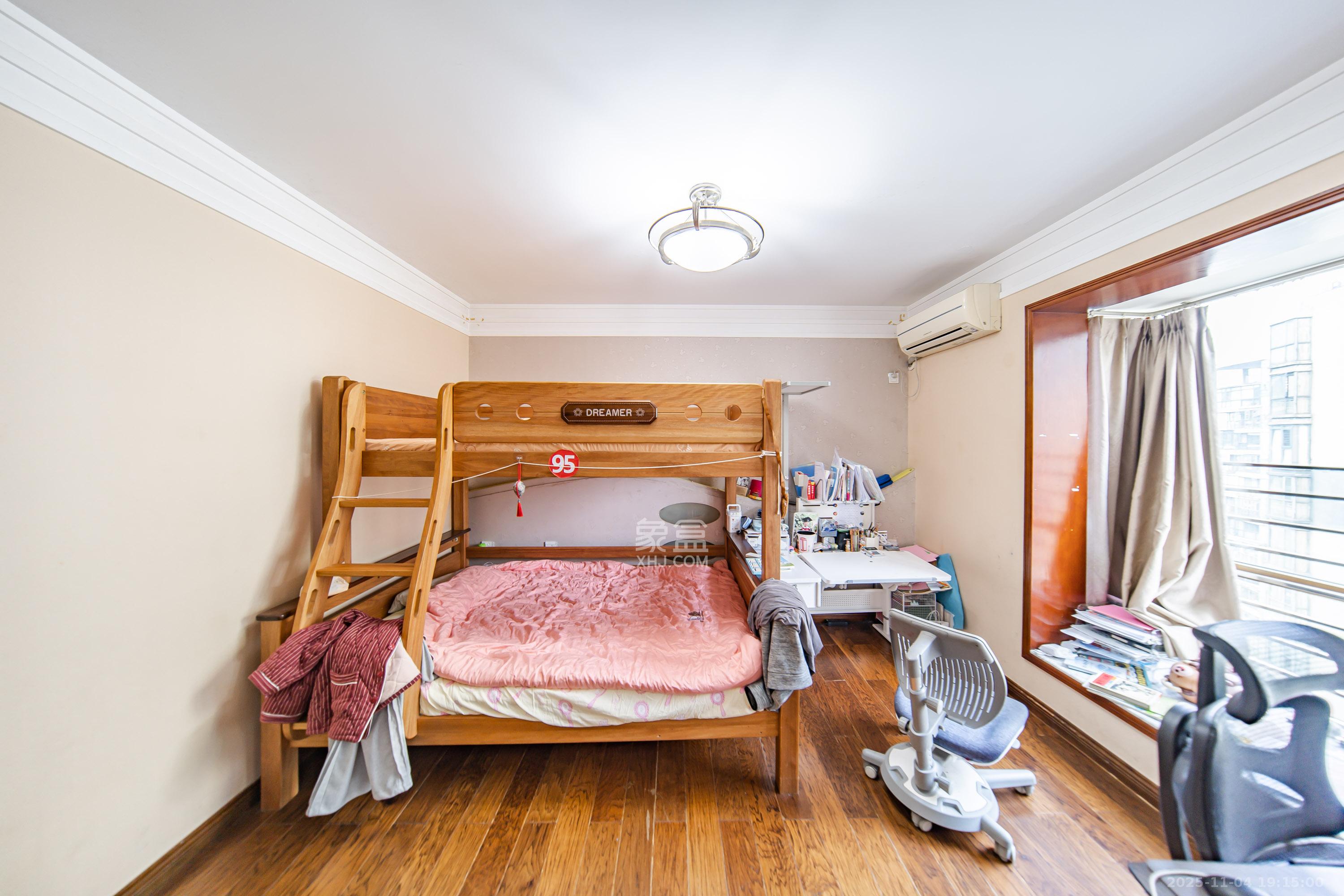 华盛新外滩  4室2厅1卫    230.0万卧室