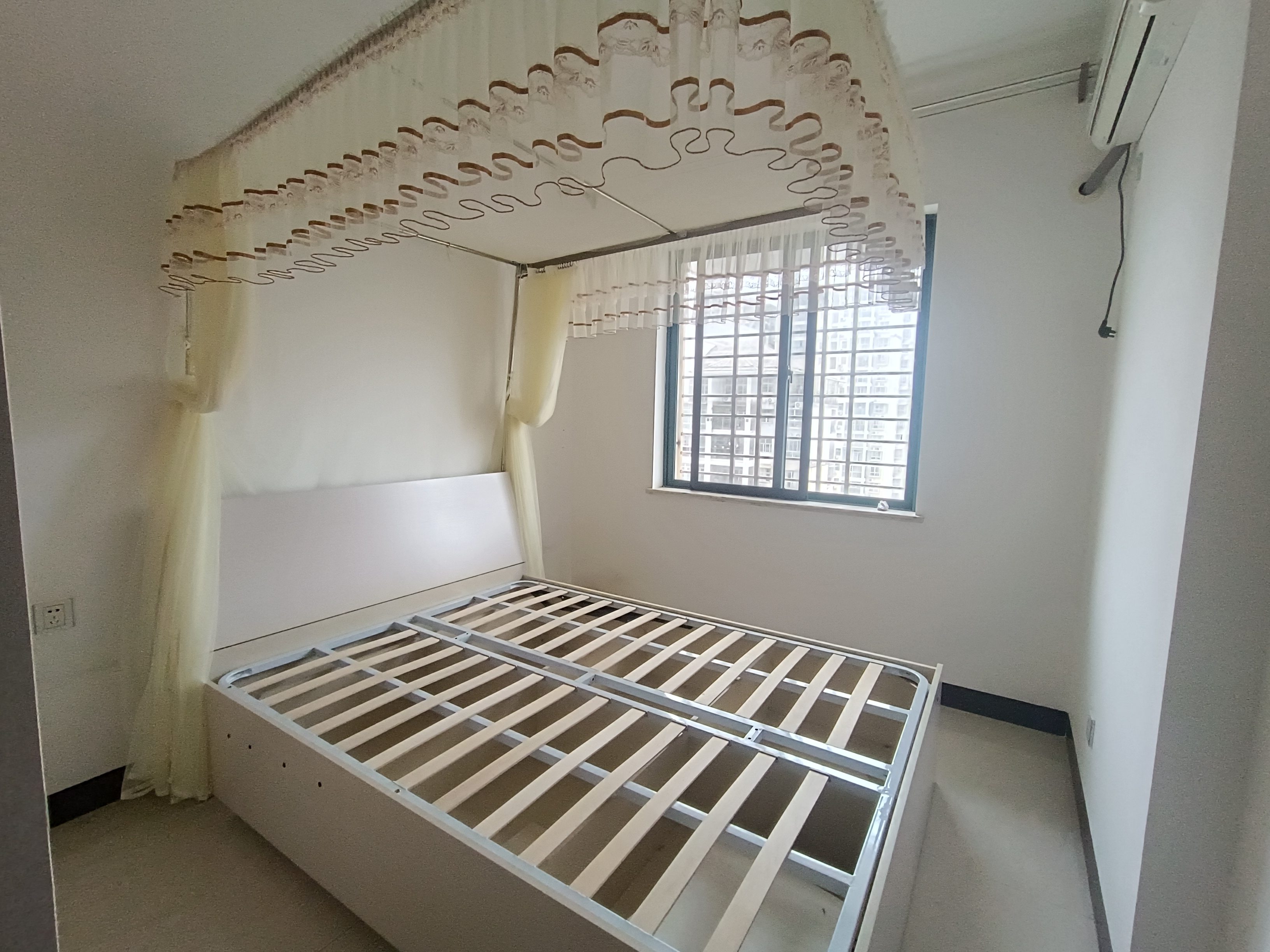 中景花园  3室2厅2卫    150.0万客厅