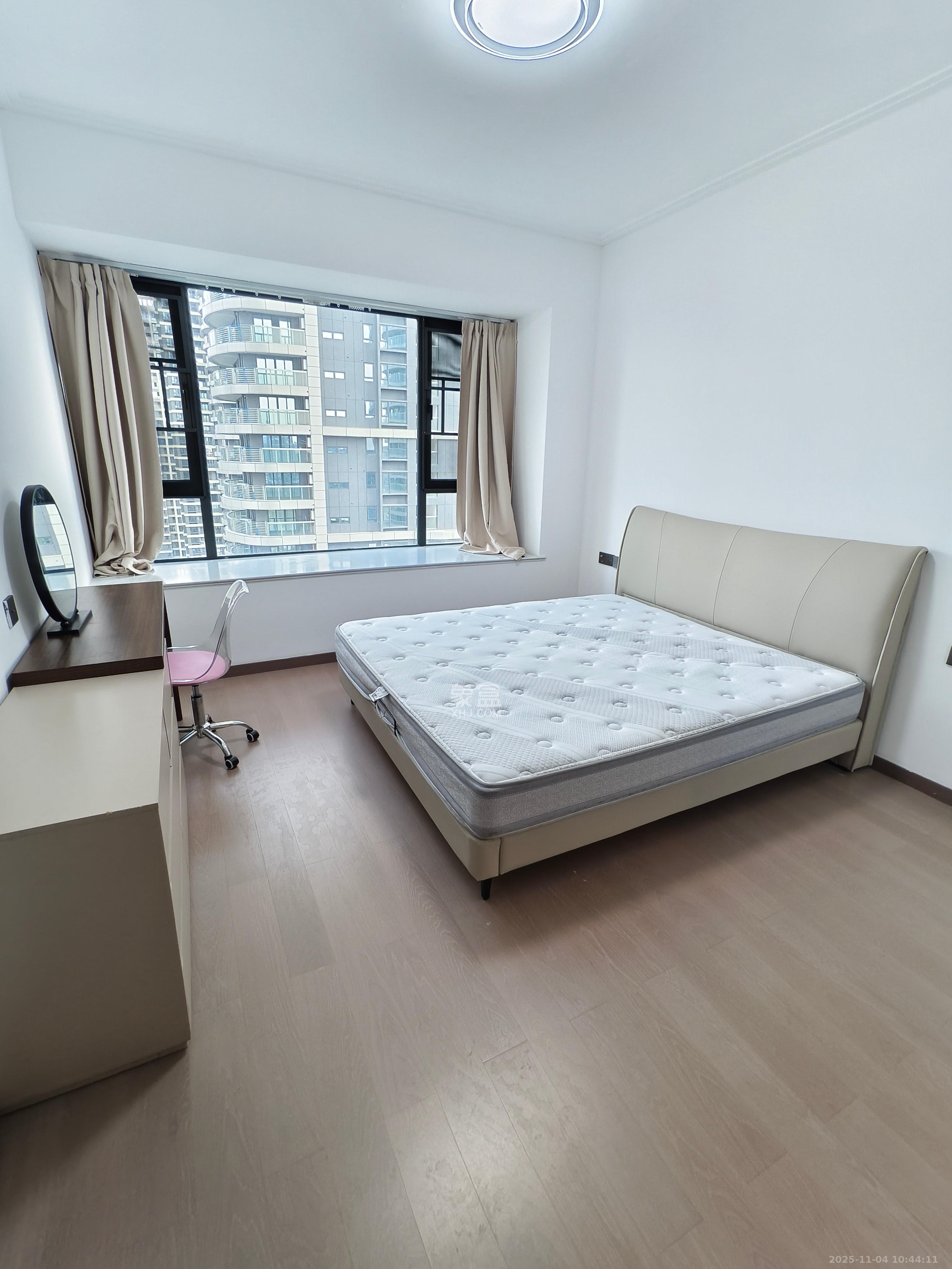 绿地V岛  1室0厅0卫    4300.0元/月室内图