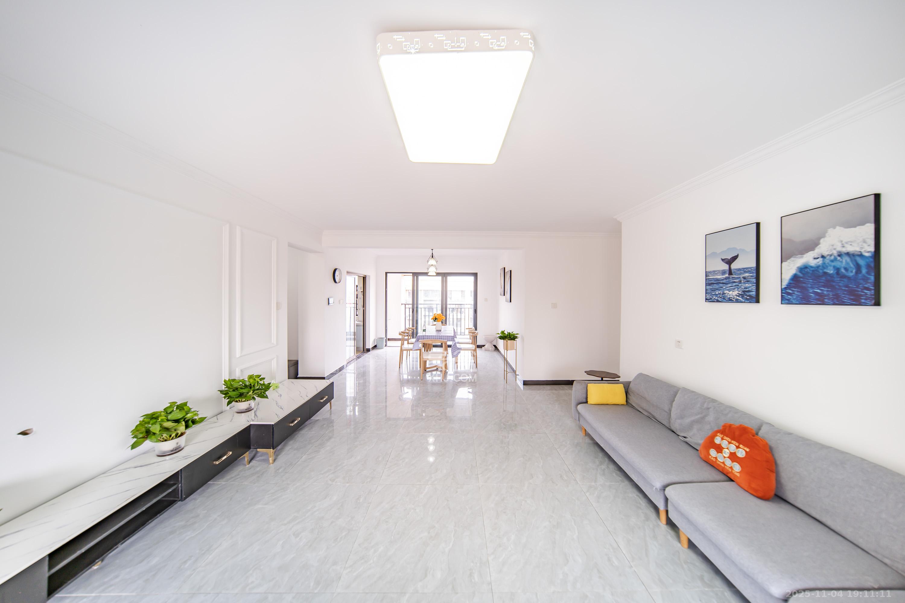 天健城  4室2厅2卫    210.0万客厅