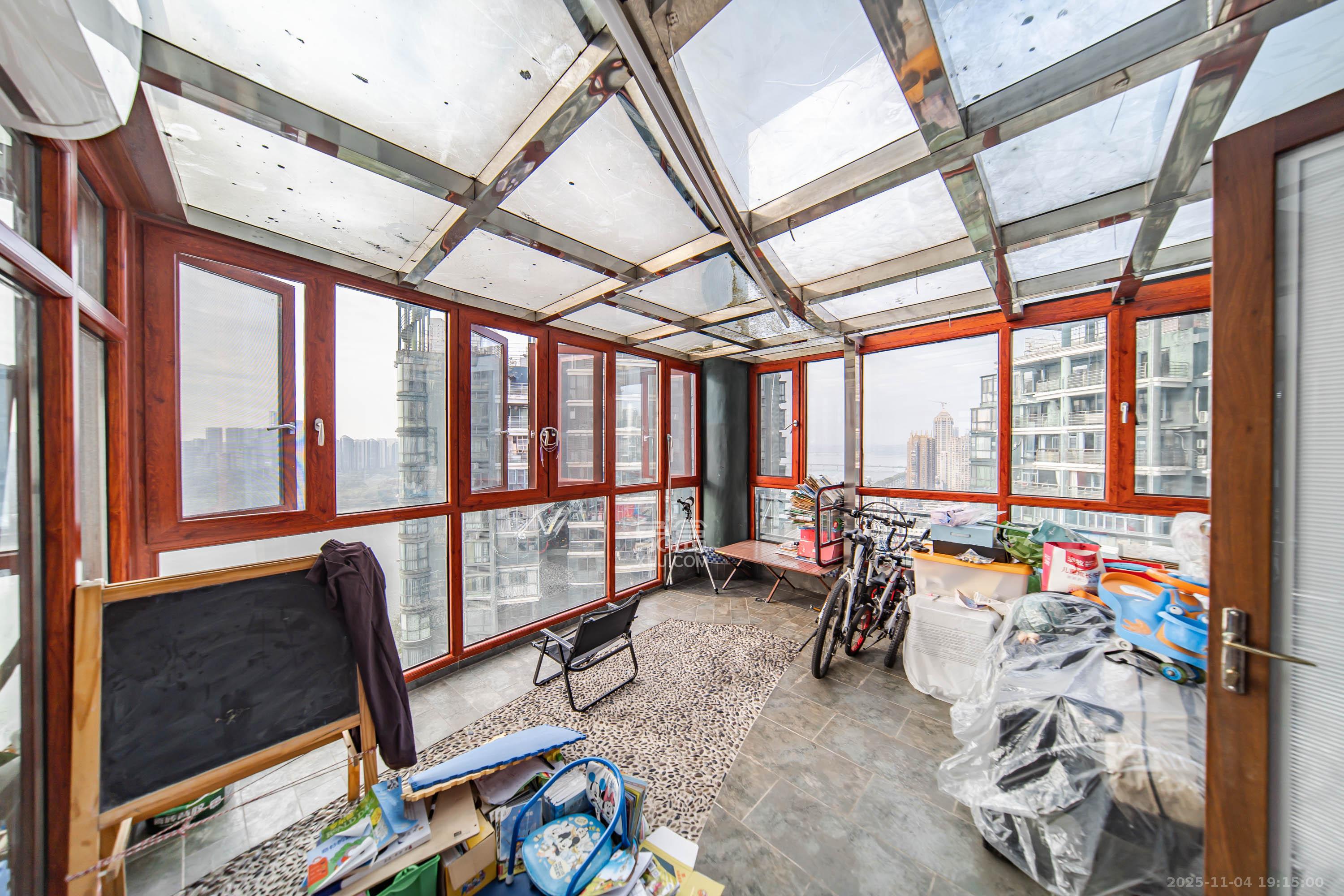 华盛新外滩  4室2厅1卫    230.0万阳台