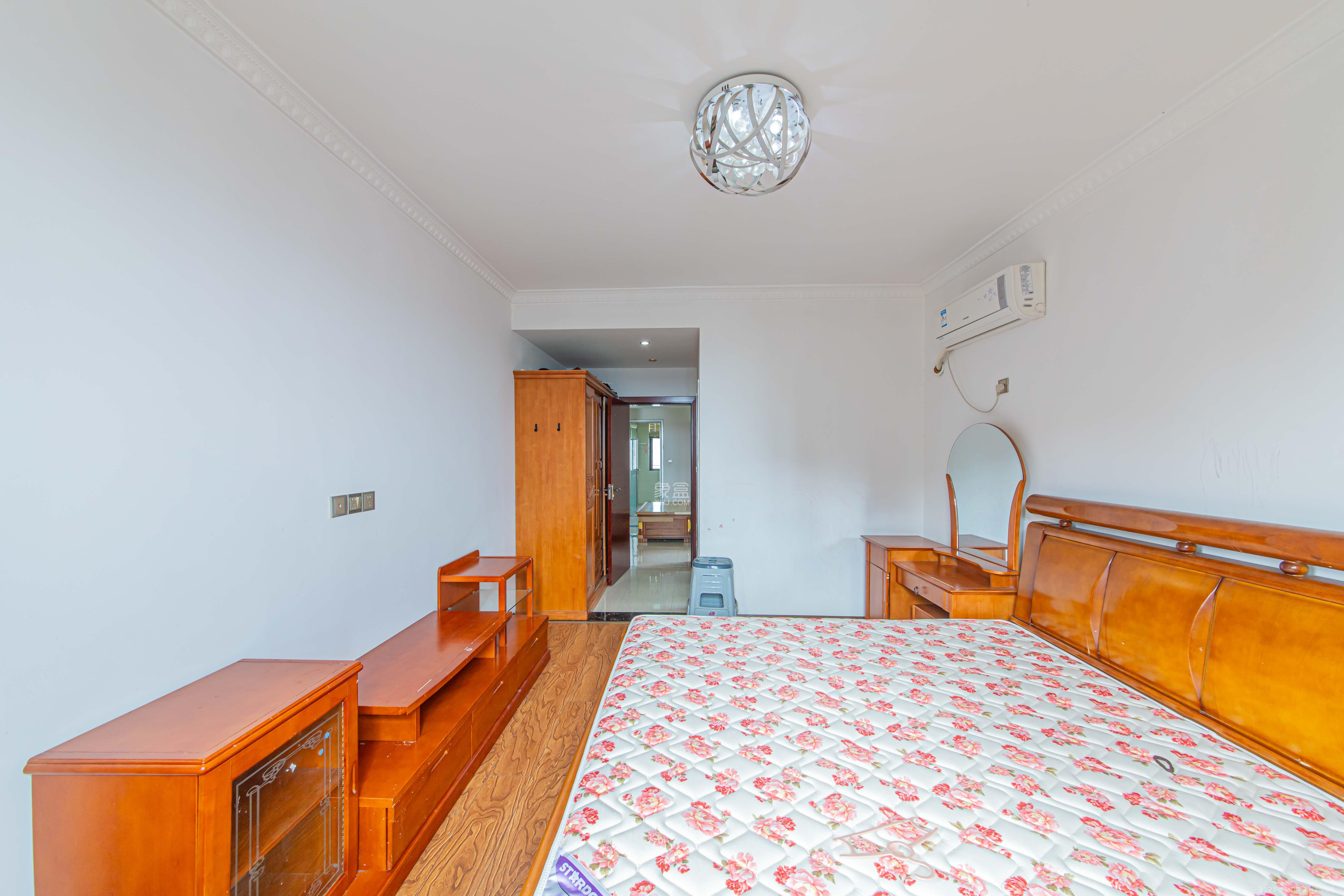 兴汝金城  3室2厅2卫    158.0万卧室