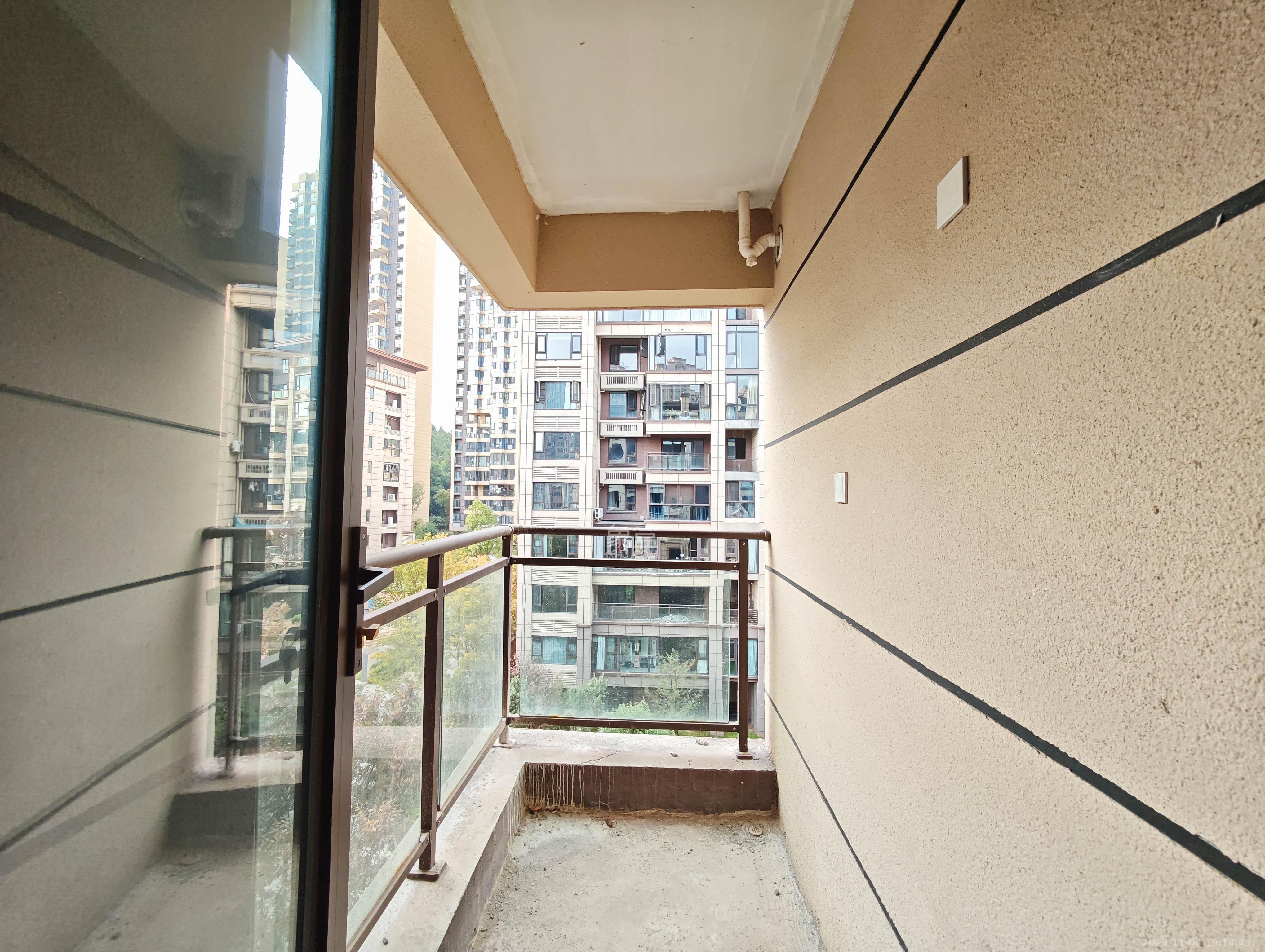 保利城（中航城国际社区、郡原美村）  4室2厅2卫    148.0万阳台