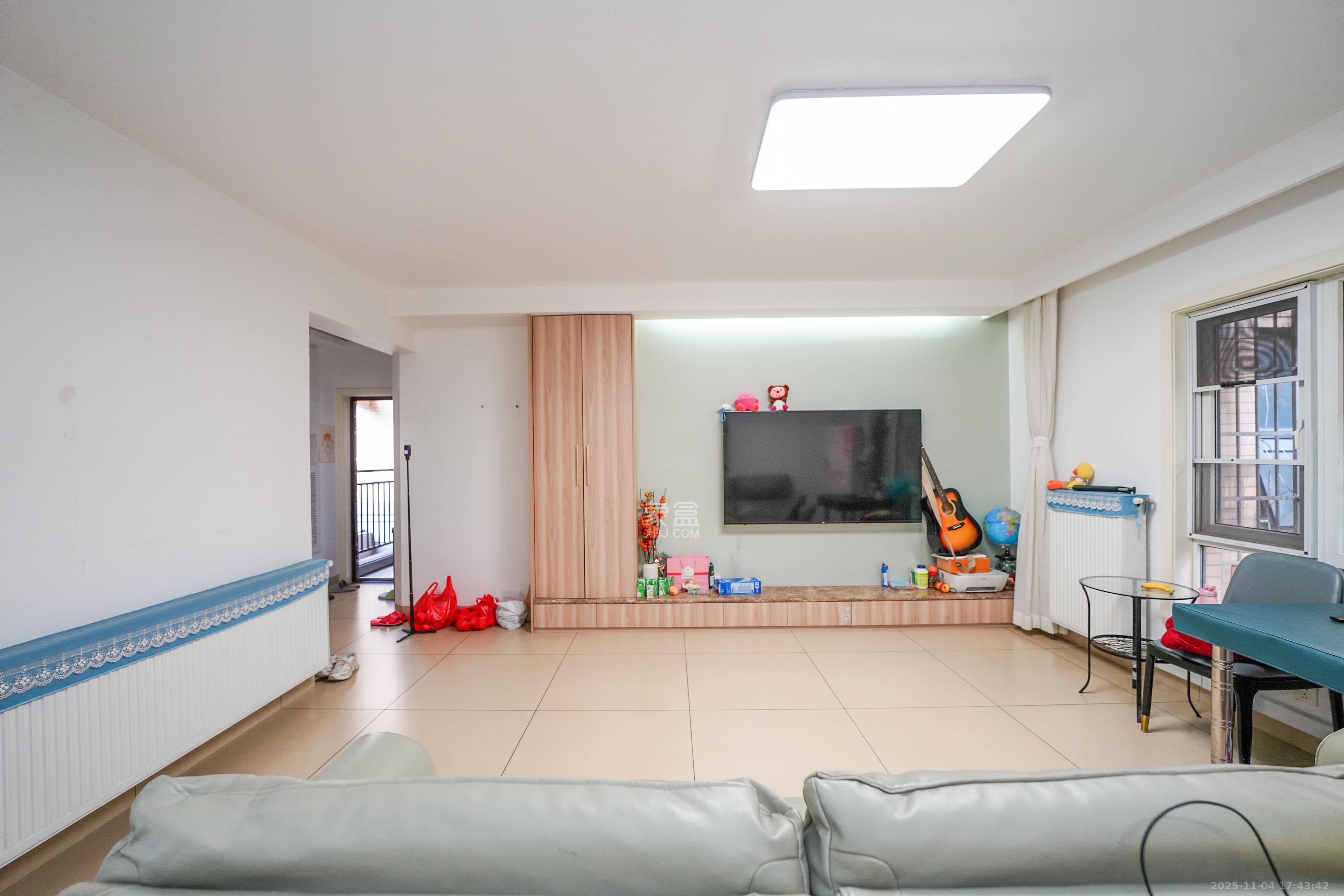 嘉华城(一期) 4室2厅2卫 126.0万 嘉华城(一期) 4室2厅2卫 126.0万客厅