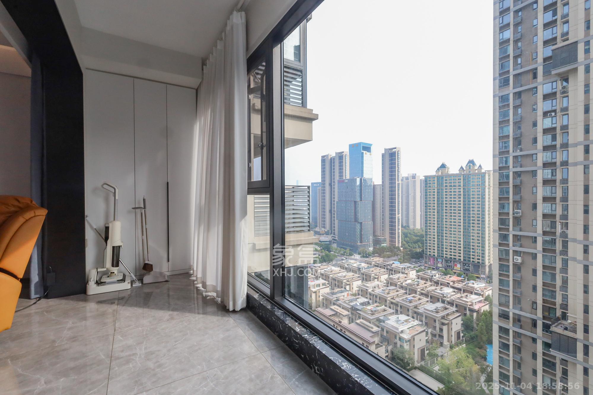 卓越中寰 4室2厅2卫 248.0万 卓越中寰 4室2厅2卫 248.0万阳台