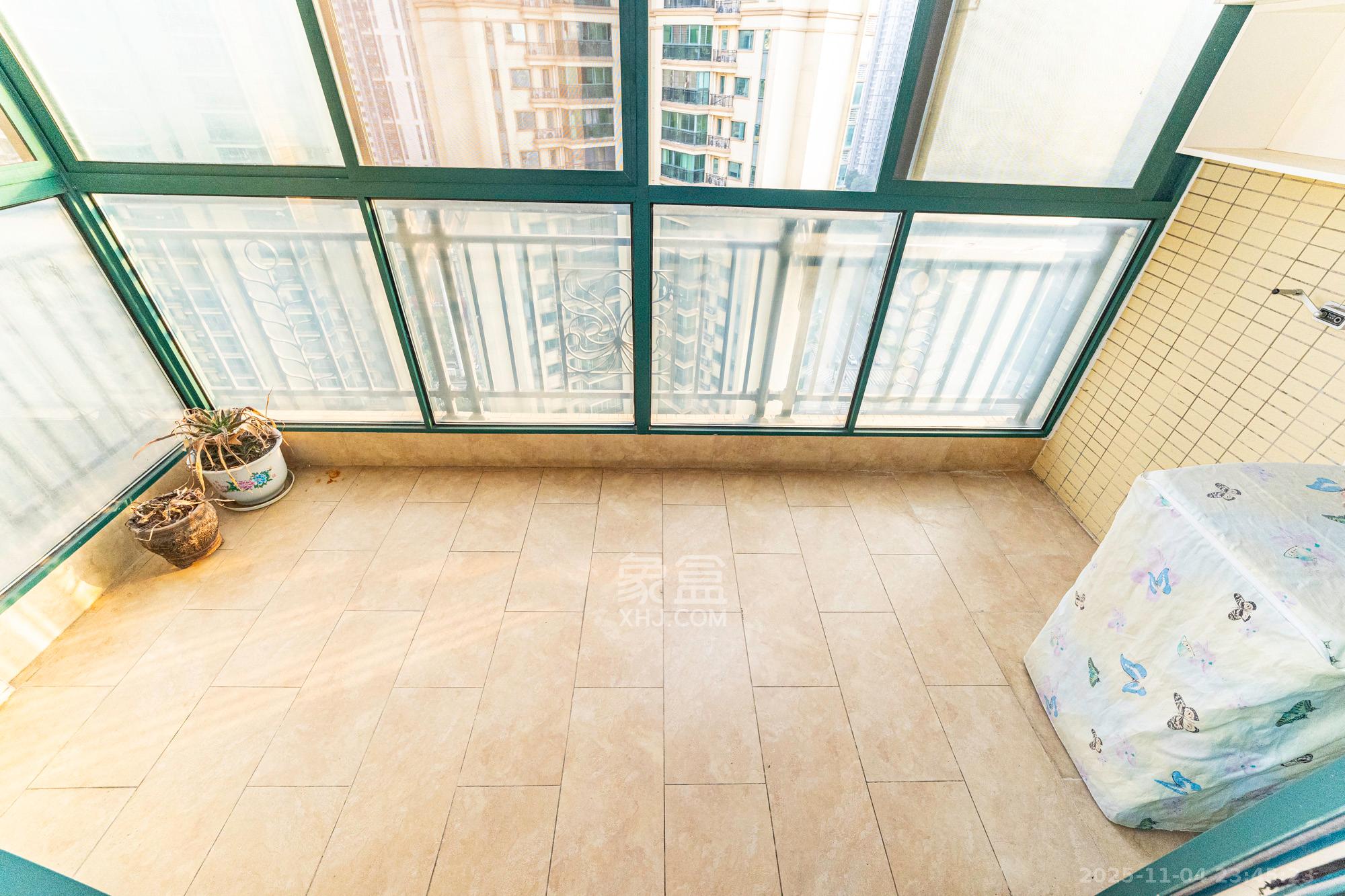 恒大翡翠华庭 3室2厅2卫 92.8万 恒大翡翠华庭 3室2厅2卫 92.8万阳台