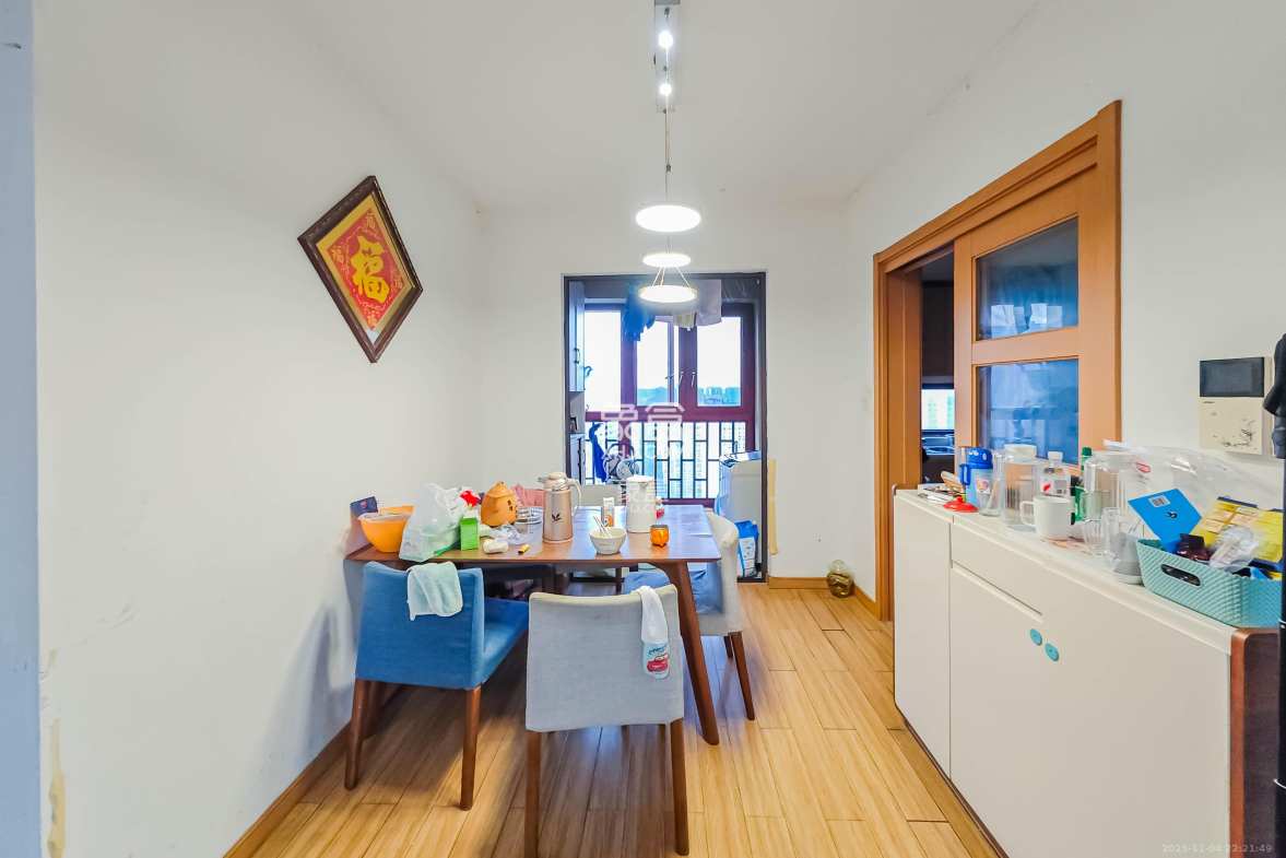 旭辉国际广场(永升商业广场) 4室2厅2卫 165.0万 旭辉国际广场(永升商业广场) 4室2厅2卫 165.0万客厅