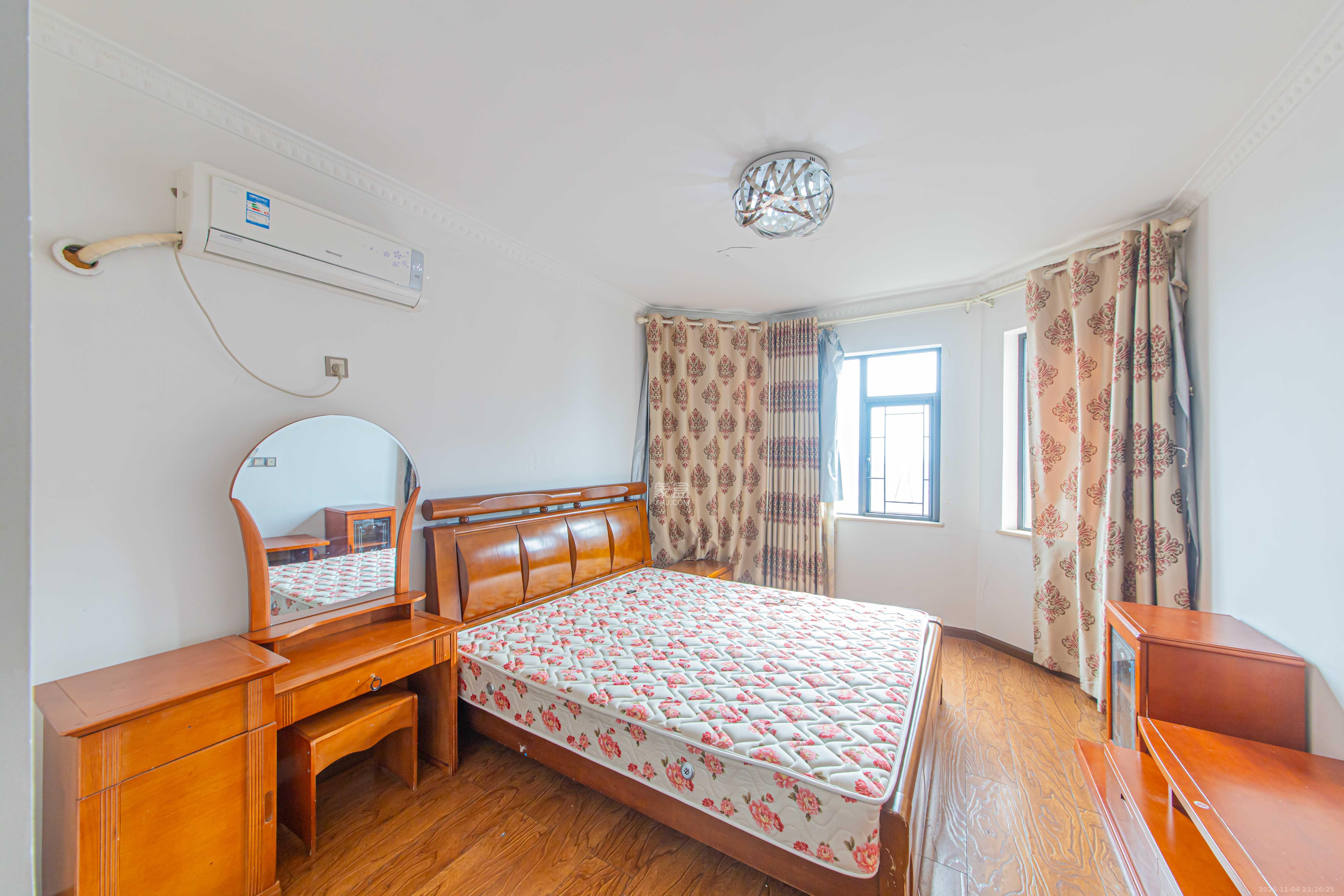 兴汝金城  3室2厅2卫    158.0万卧室