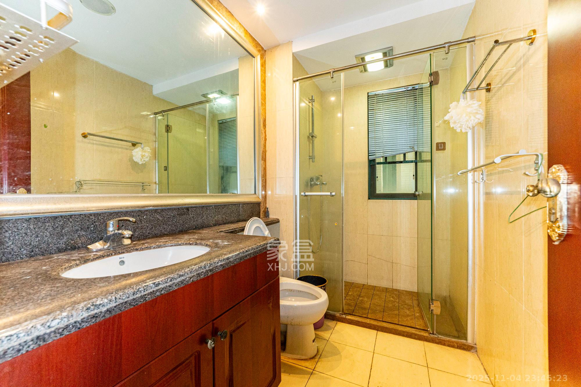 恒大翡翠华庭 3室2厅2卫 92.8万 恒大翡翠华庭 3室2厅2卫 92.8万卫生间