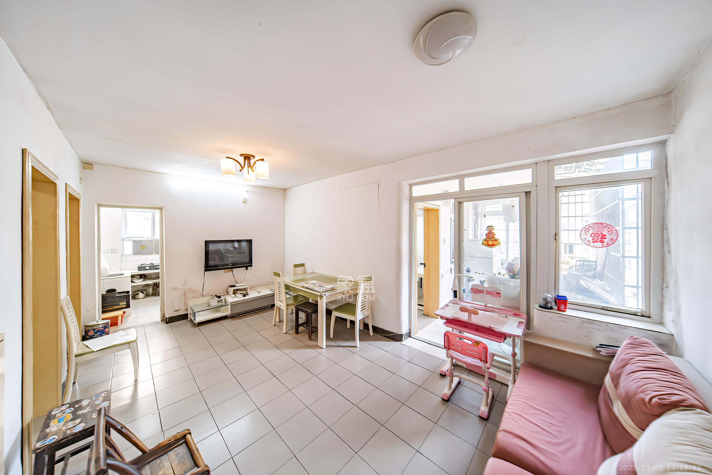 便河边社区  3室2厅1卫    66.0万客厅