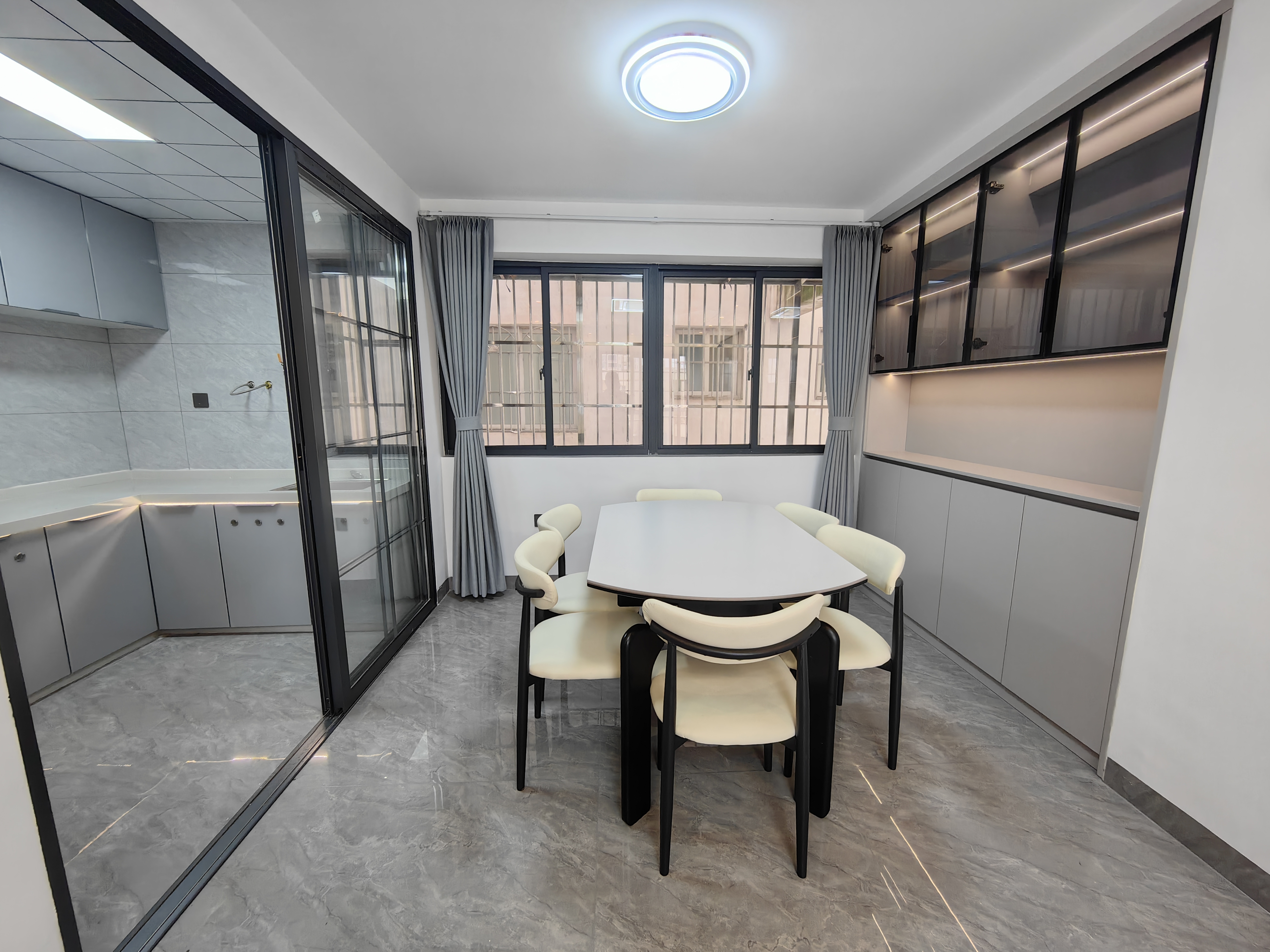 皇家花园 5室2厅2卫 123.0万 皇家花园 5室2厅2卫 123.0万客厅