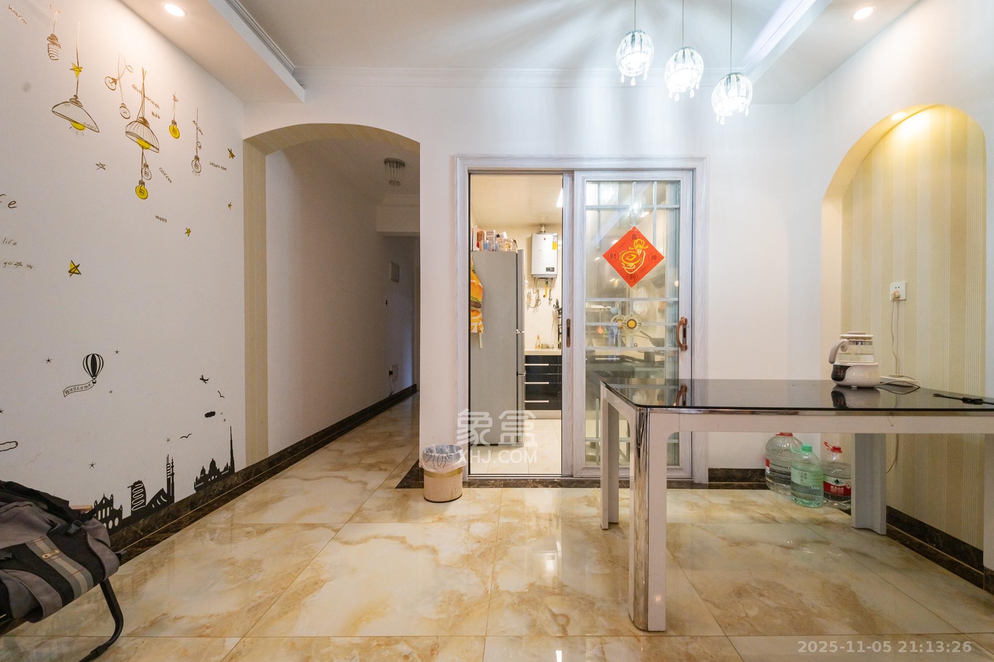 华润凤凰城二期 3室2厅1卫 73.0万 华润凤凰城二期 3室2厅1卫 73.0万客厅