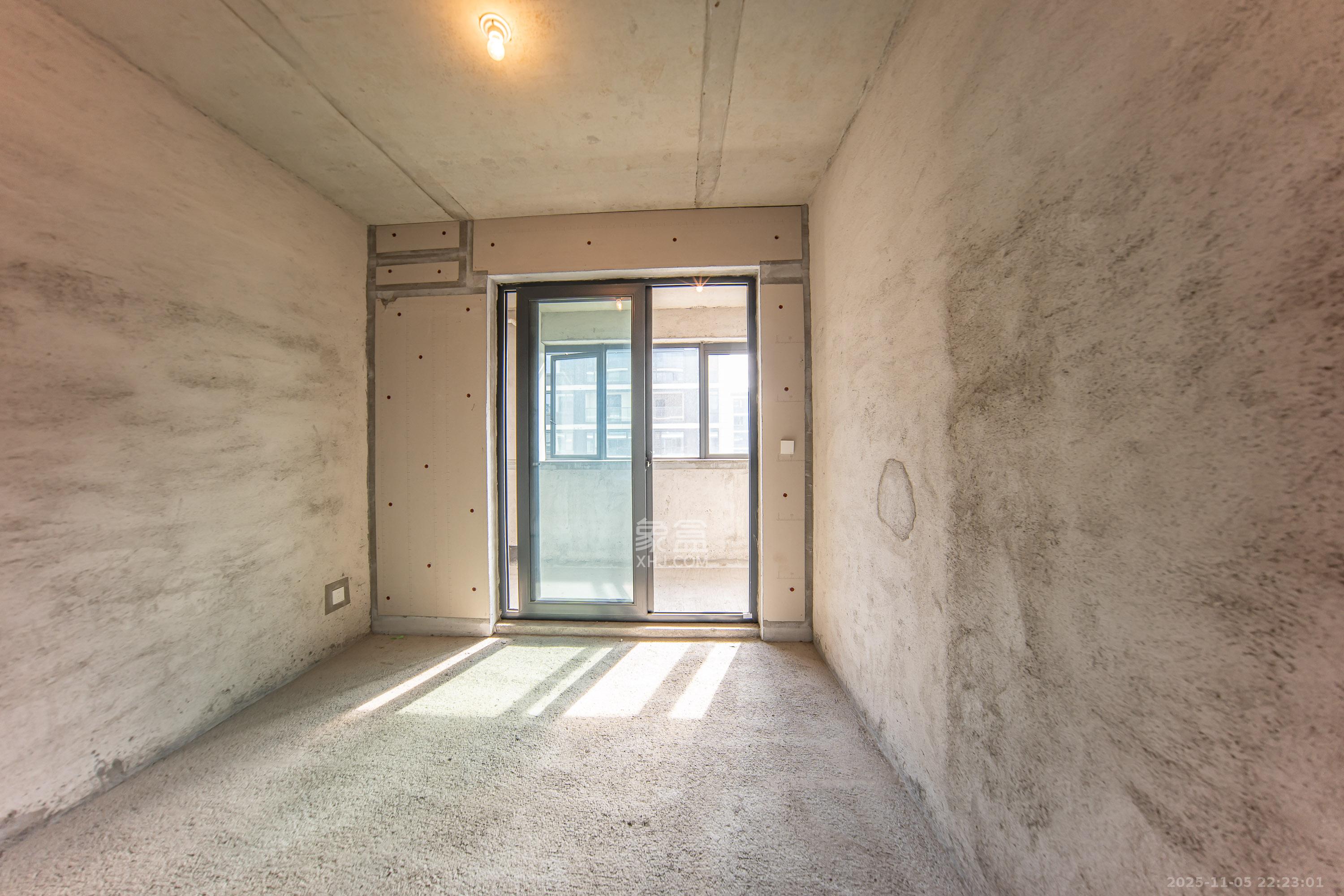 中建钰山湖  4室2厅2卫    330.0万卧室