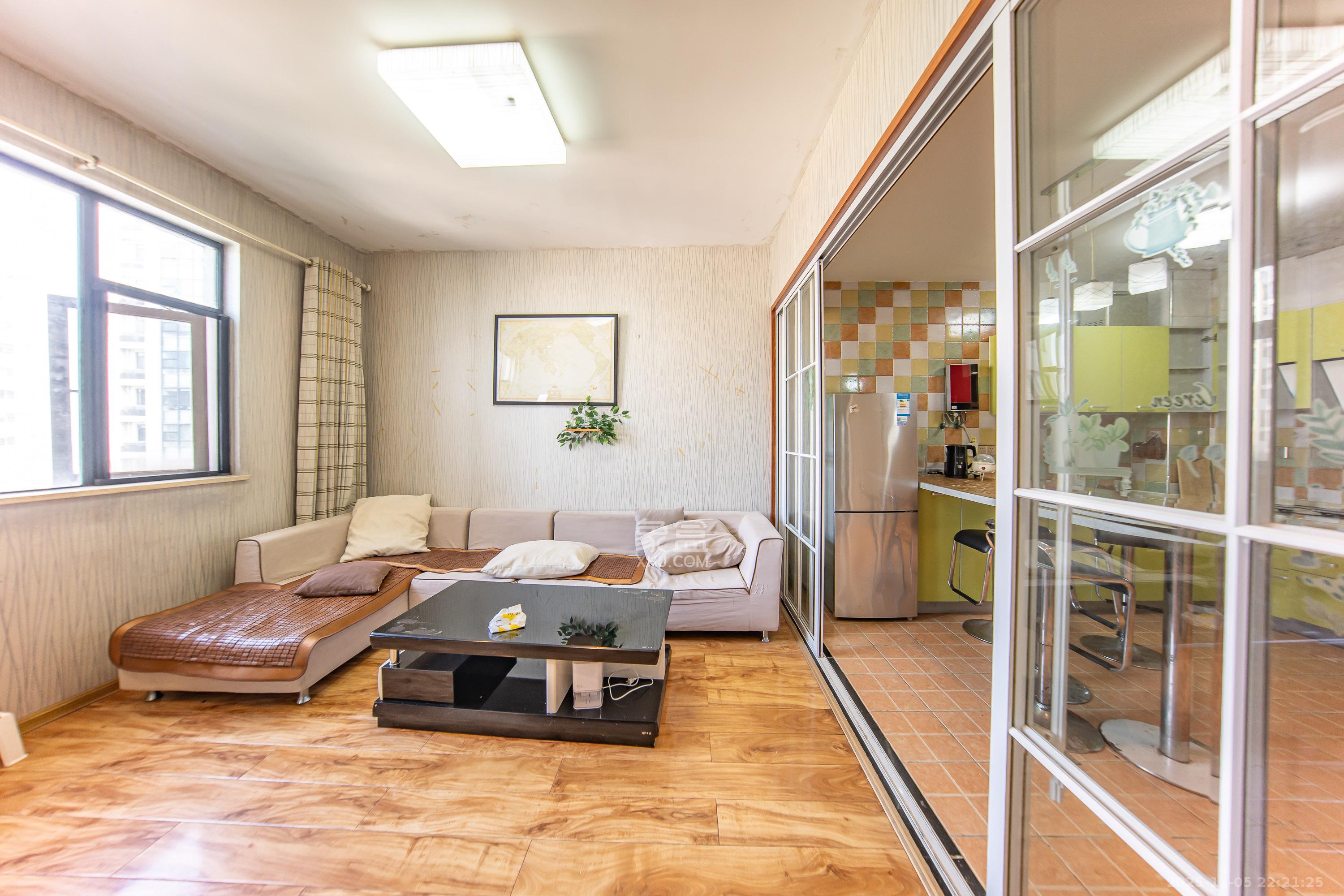 阳光100三期  1室1厅1卫    55.0万客厅