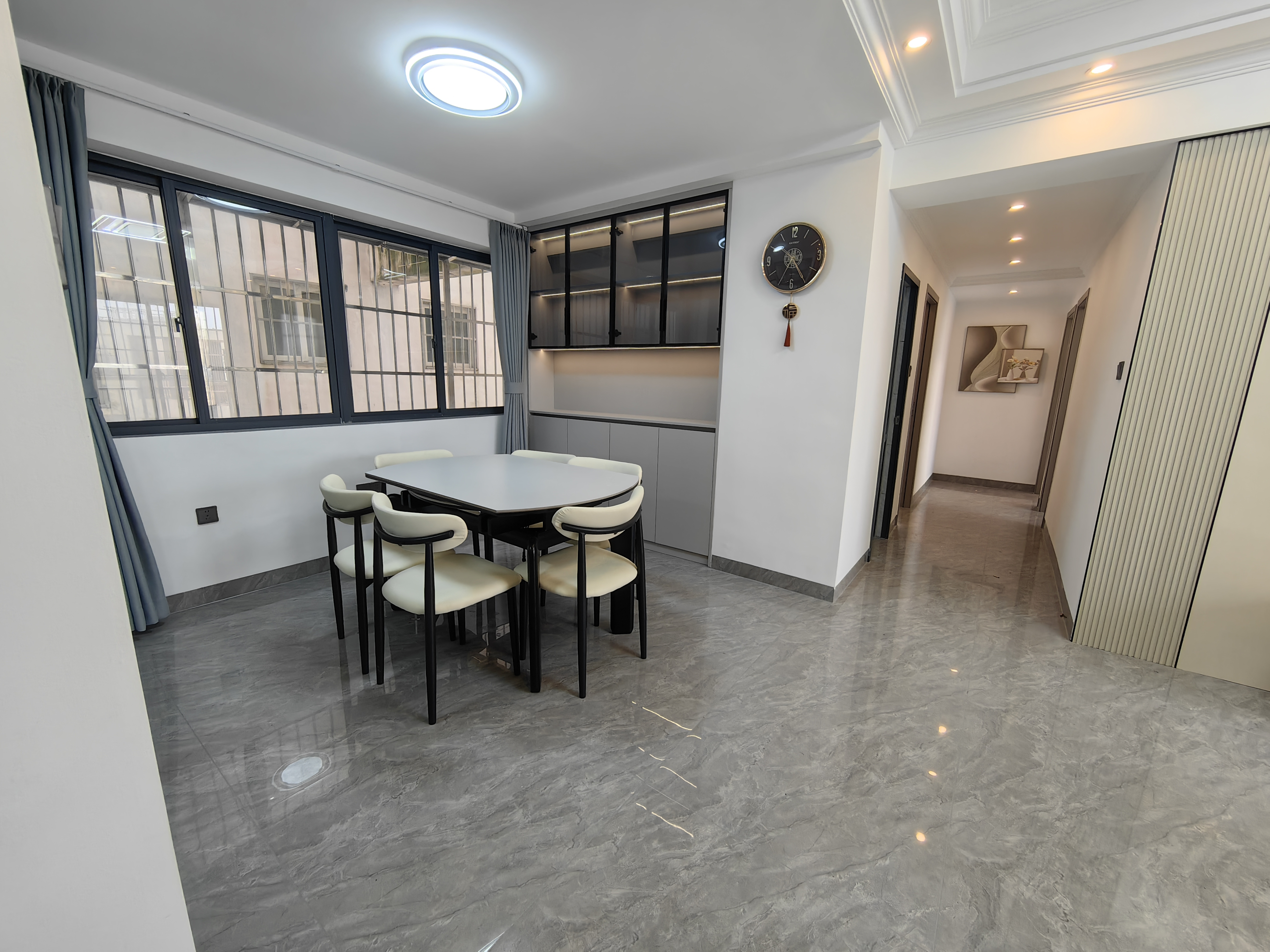 皇家花园 5室2厅2卫 123.0万 皇家花园 5室2厅2卫 123.0万客厅