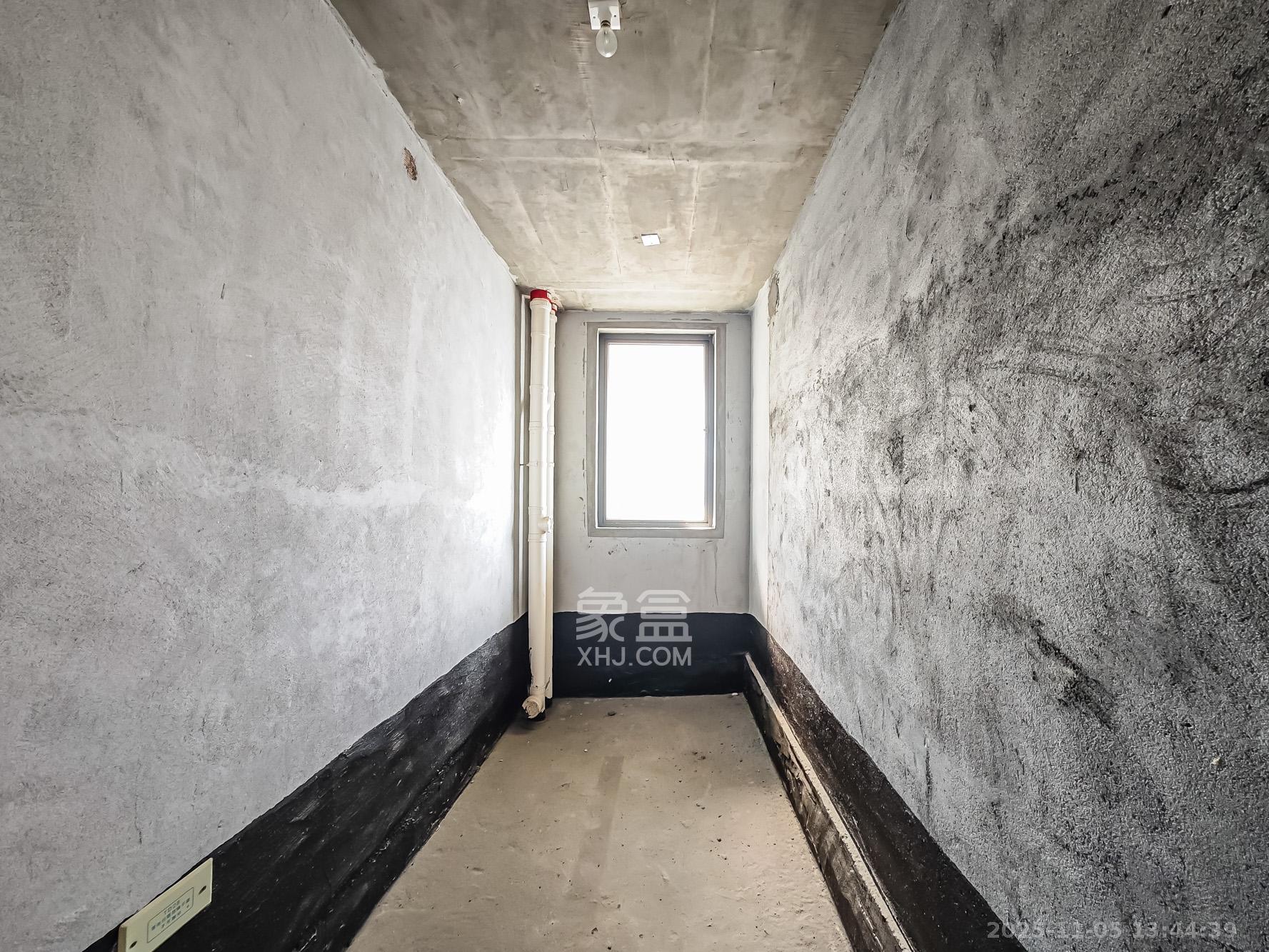 秀峰一品  5室2厅3卫    240.0万卫生间