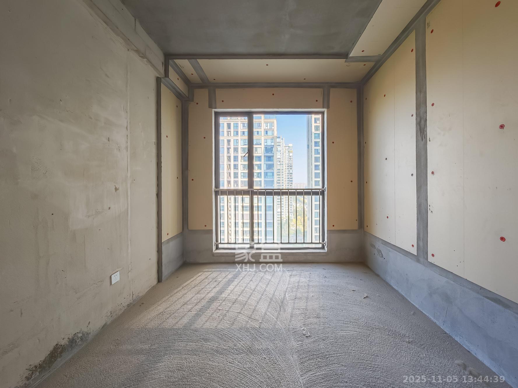 秀峰一品  5室2厅3卫    240.0万卧室