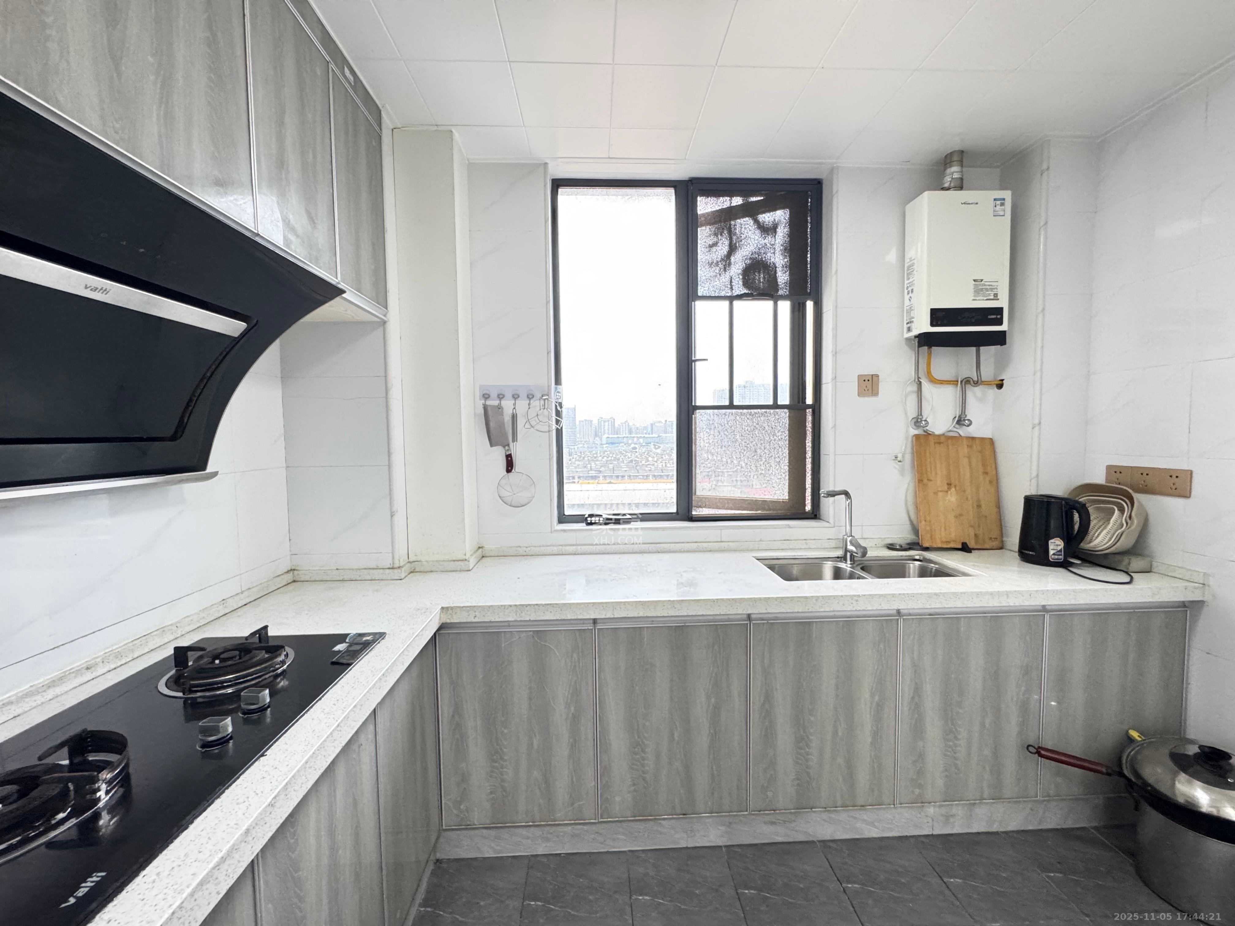 天翼花园（中国电信单位房）  3室2厅2卫    3500.0元/月室内图