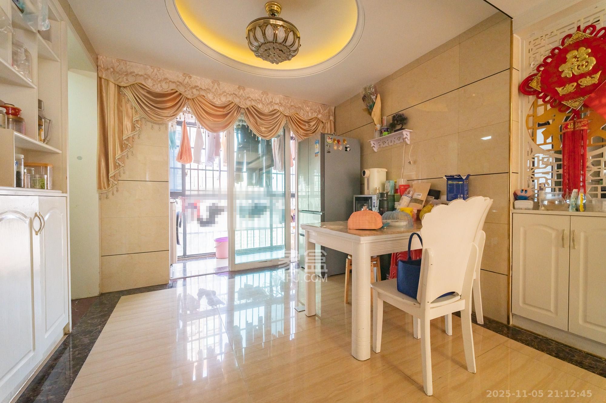 海伦春天 4室2厅2卫 91.8万 海伦春天 4室2厅2卫 91.8万客厅