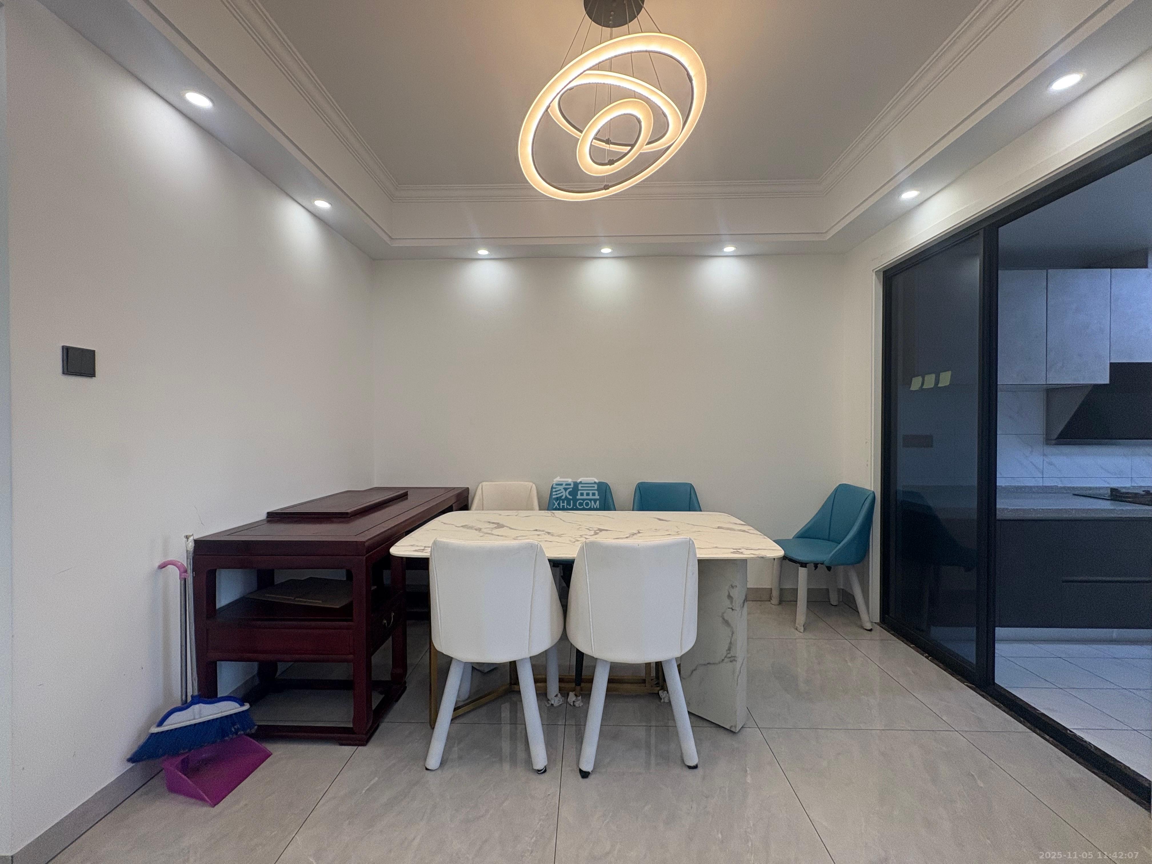 96301部队小区  4室2厅2卫    2800.0元/月室内图