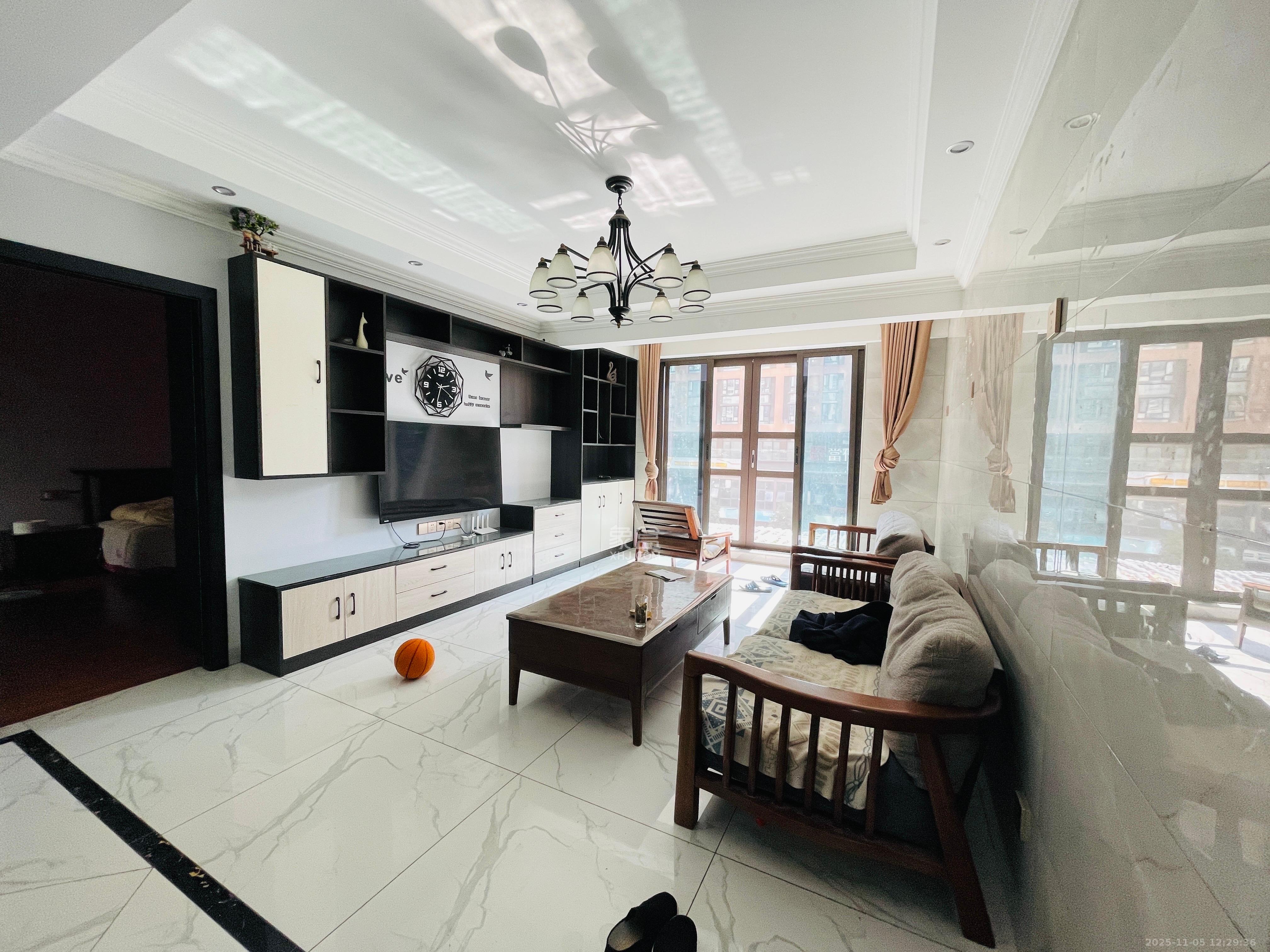 芙蓉万国城MOMA（卓越汇富苑）  3室2厅2卫    2600.0元/月室内图