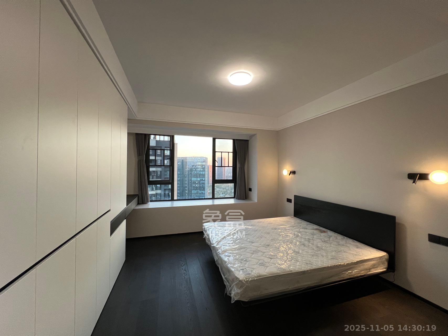 绿地V岛  4室2厅2卫    6000.0元/月室内图