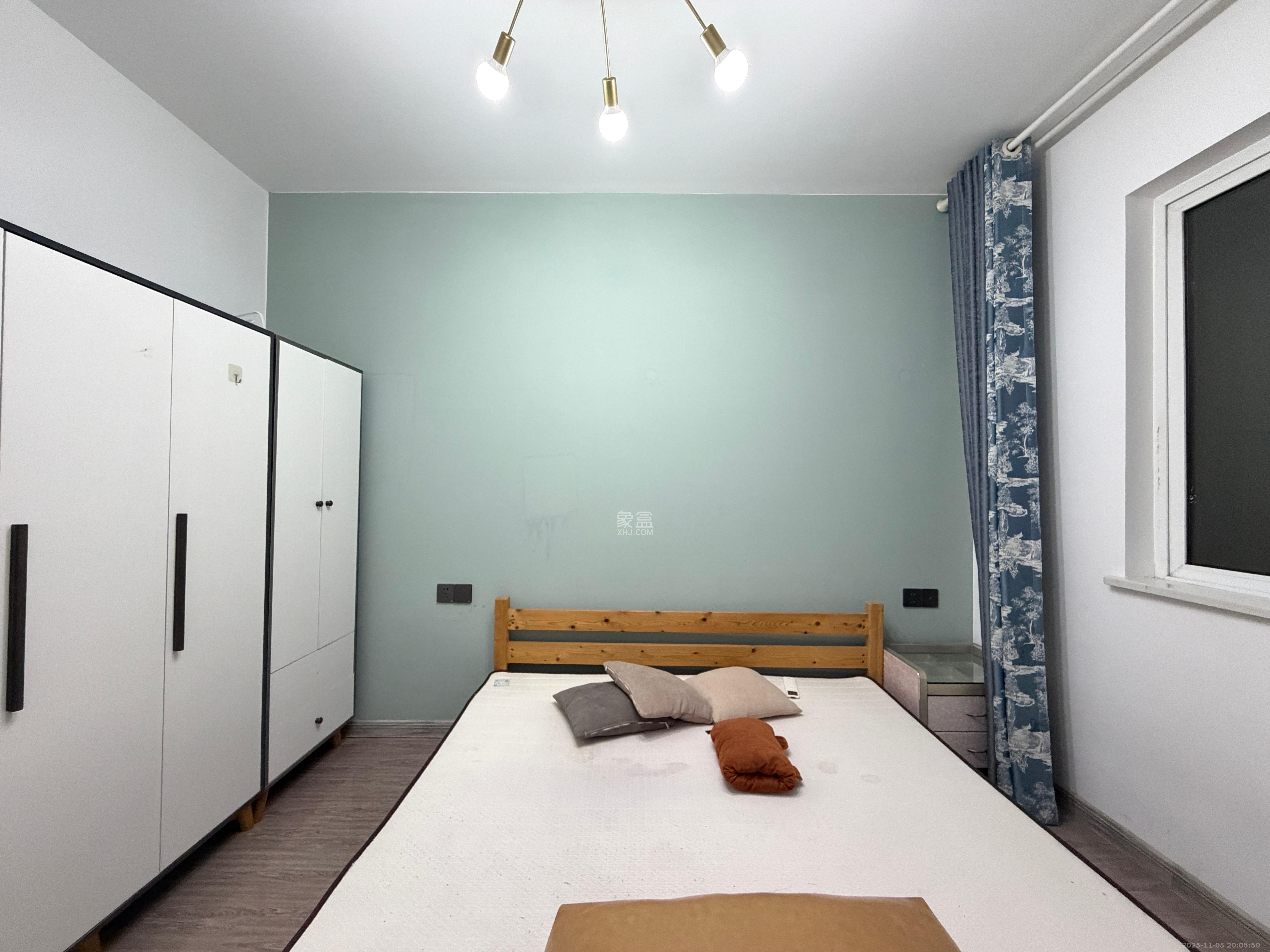 荣盛岳麓峰景  3室2厅1卫    2200.0元/月室内图