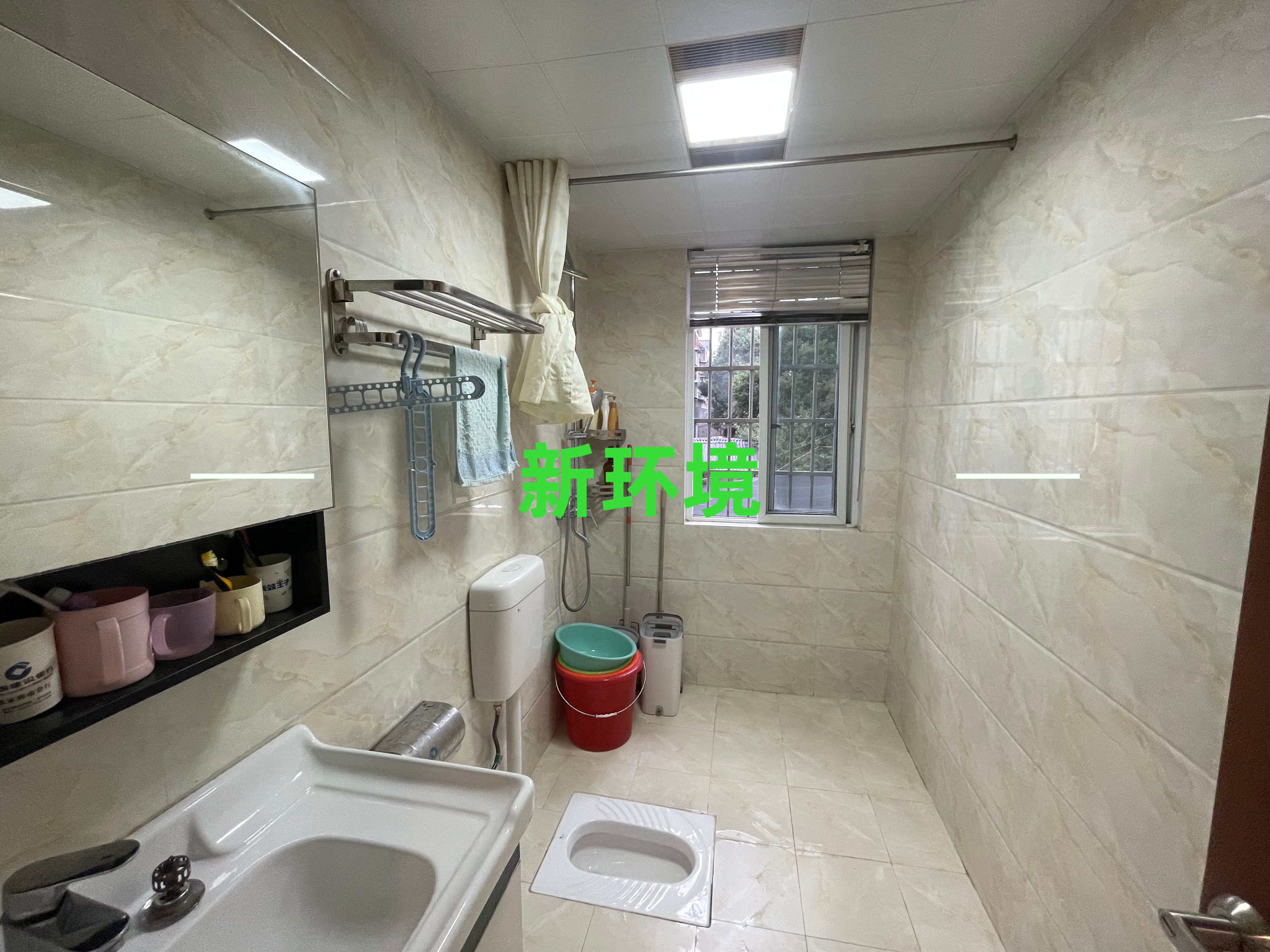 阳光水岸  4室2厅2卫    70.0万客厅