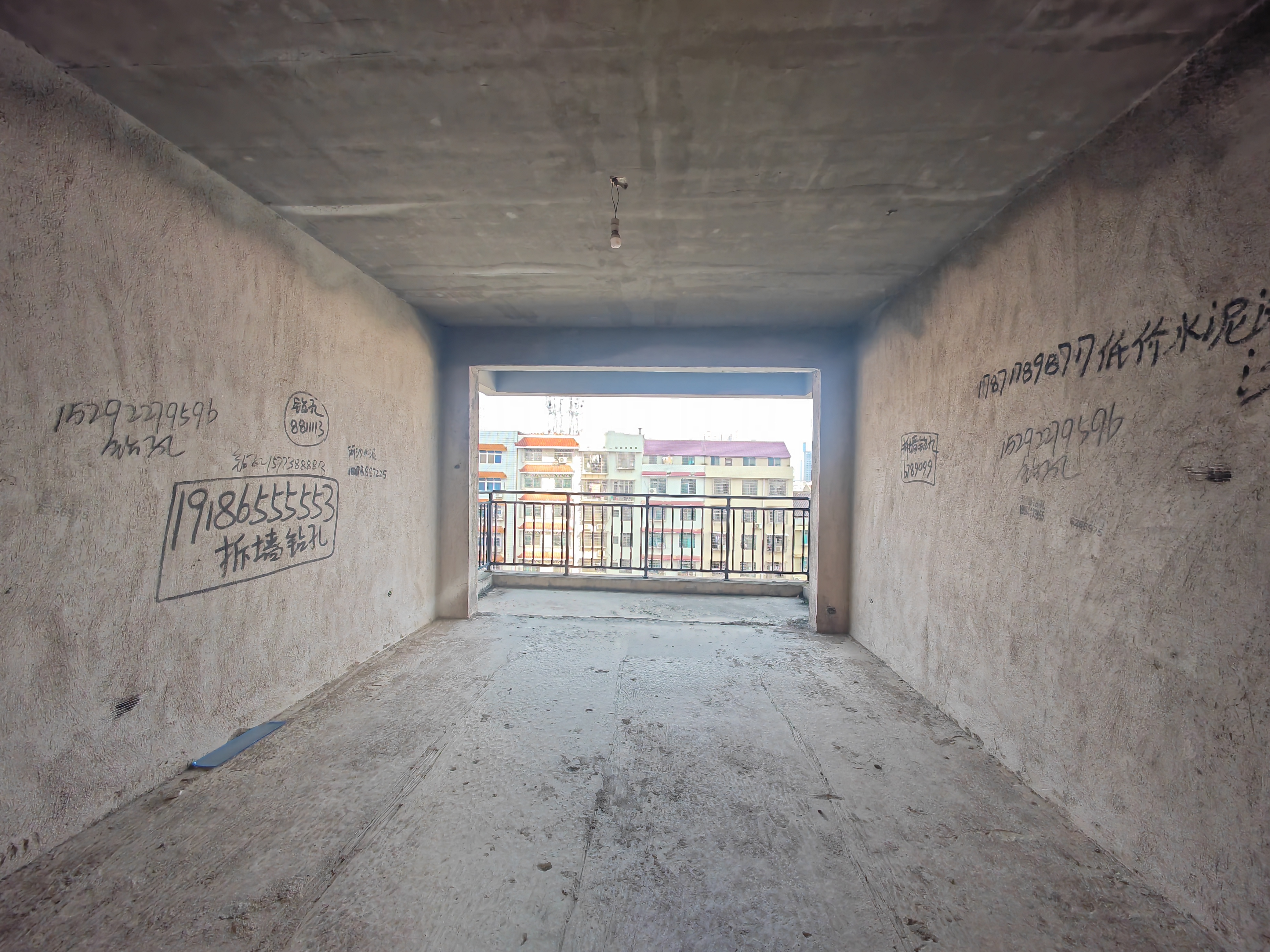 万顺康庭 4室2厅2卫 62.8万 万顺康庭 4室2厅2卫 62.8万客厅