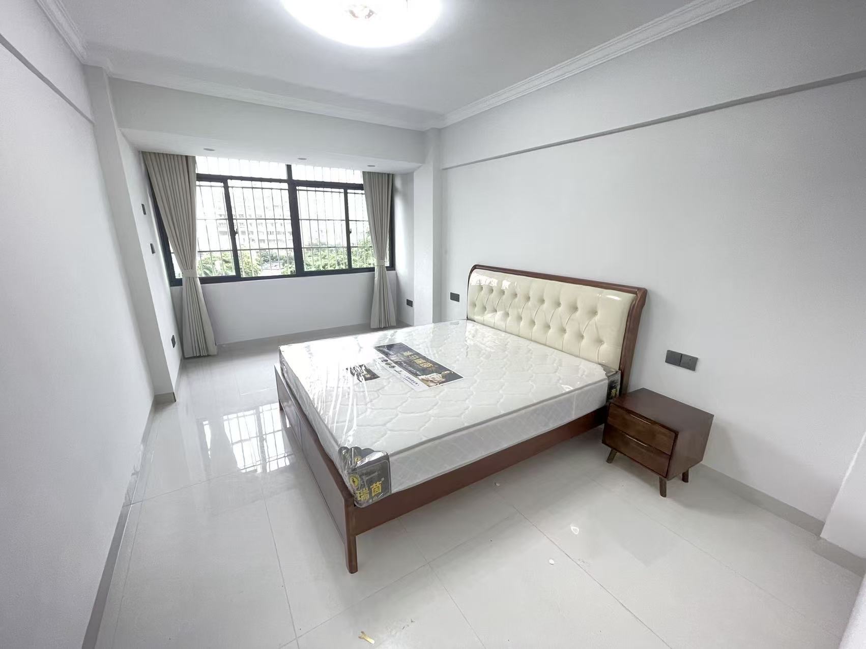 新桥大厦  3室2厅1卫    78.0万客厅