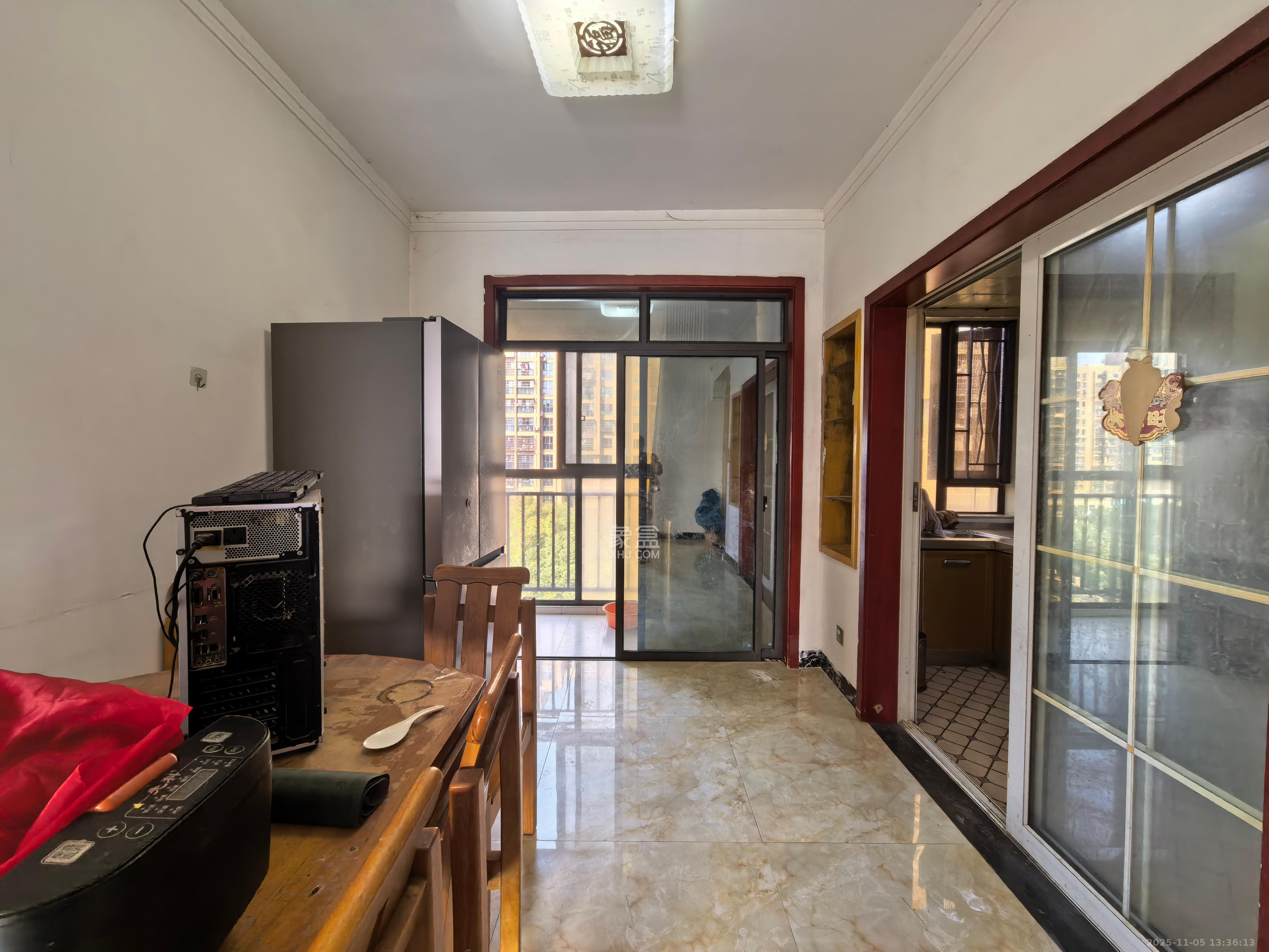 东岸梅园小区  3室2厅2卫    2400.0元/月室内图