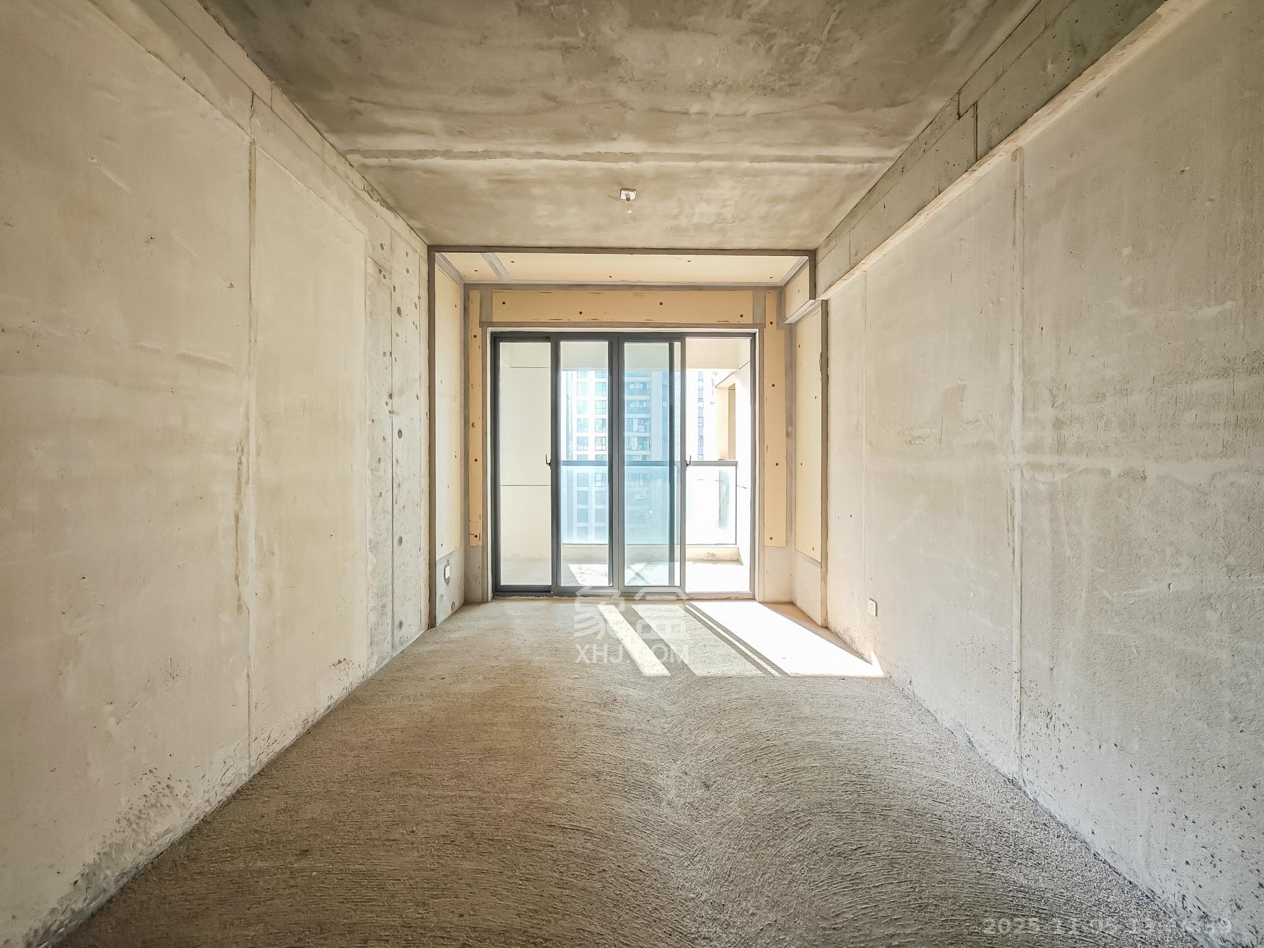 秀峰一品  5室2厅3卫    240.0万卧室